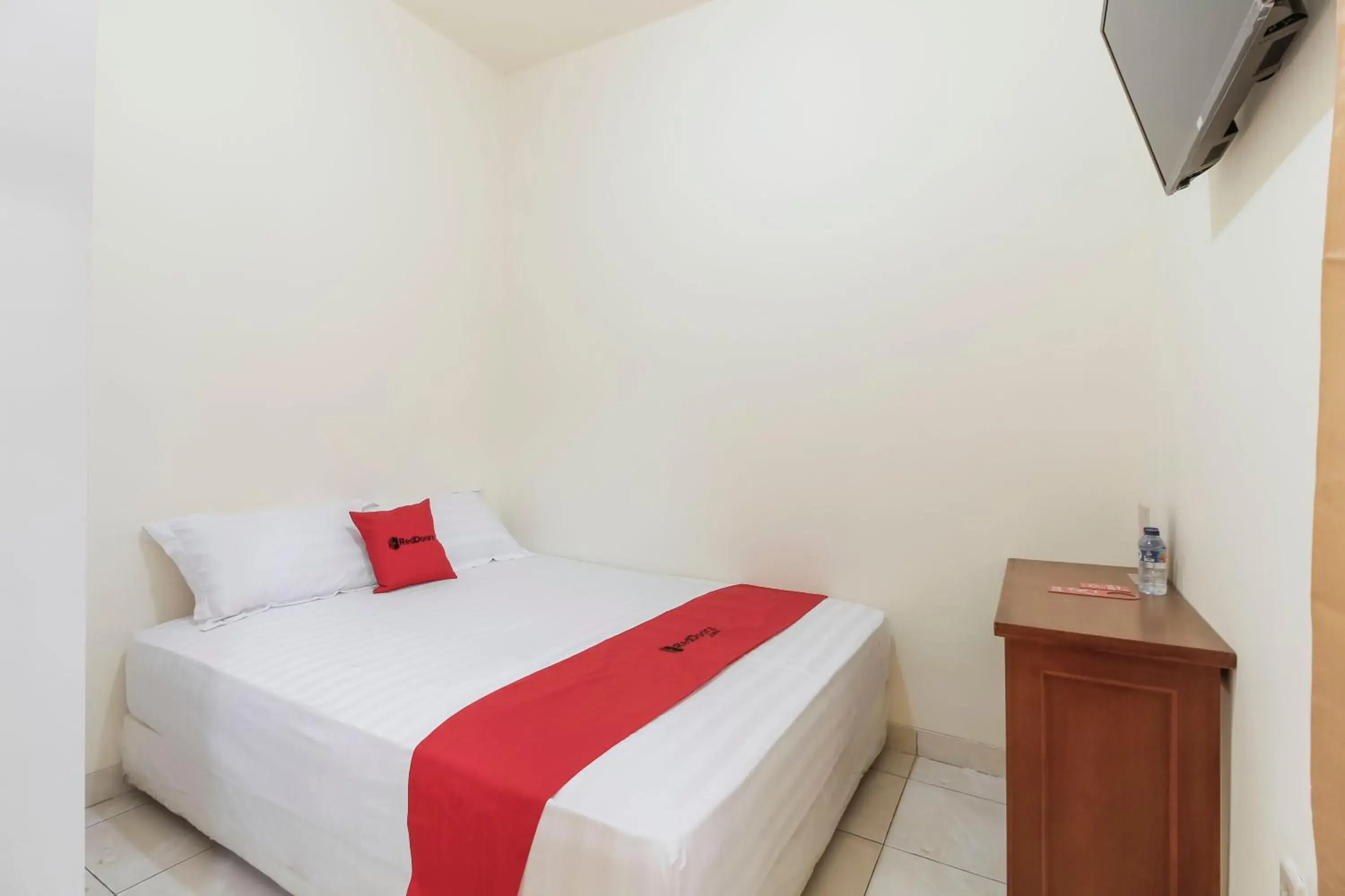 Bedroom, Bed in RedDoorz @ Tanjung Duren