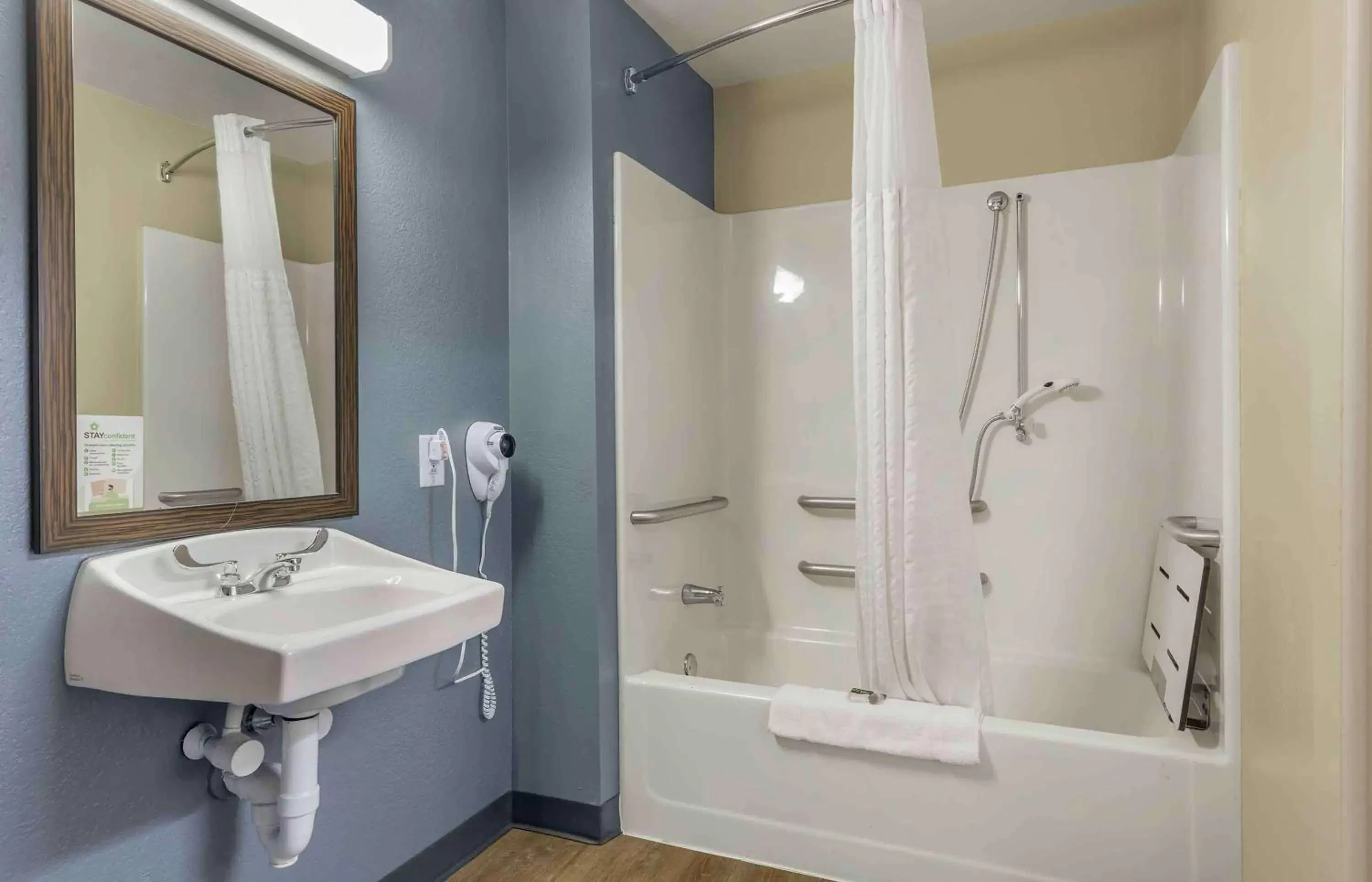 Bathroom in Extended Stay America Suites - Foxboro - Norton