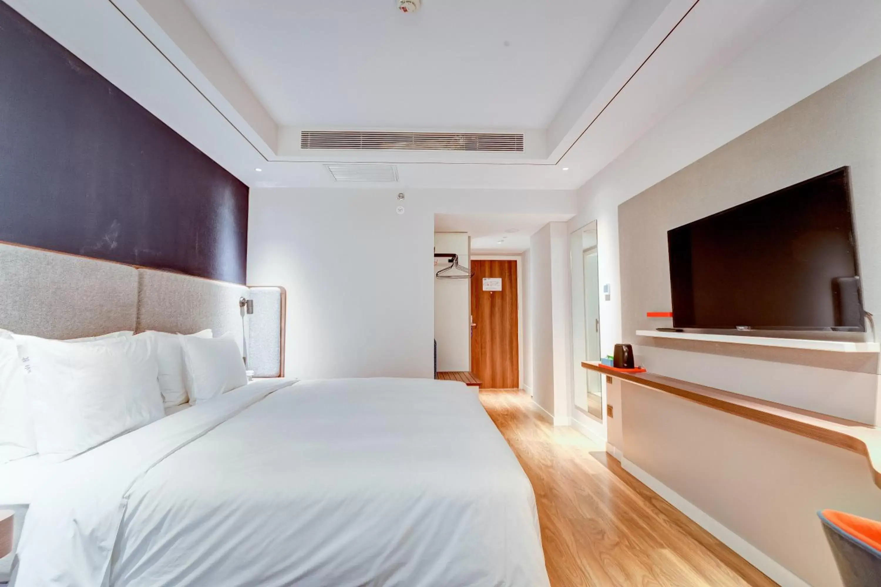 Photo of the whole room, Bed in Holiday Inn Express Xi'an Bell Tower, an IHG Hotel