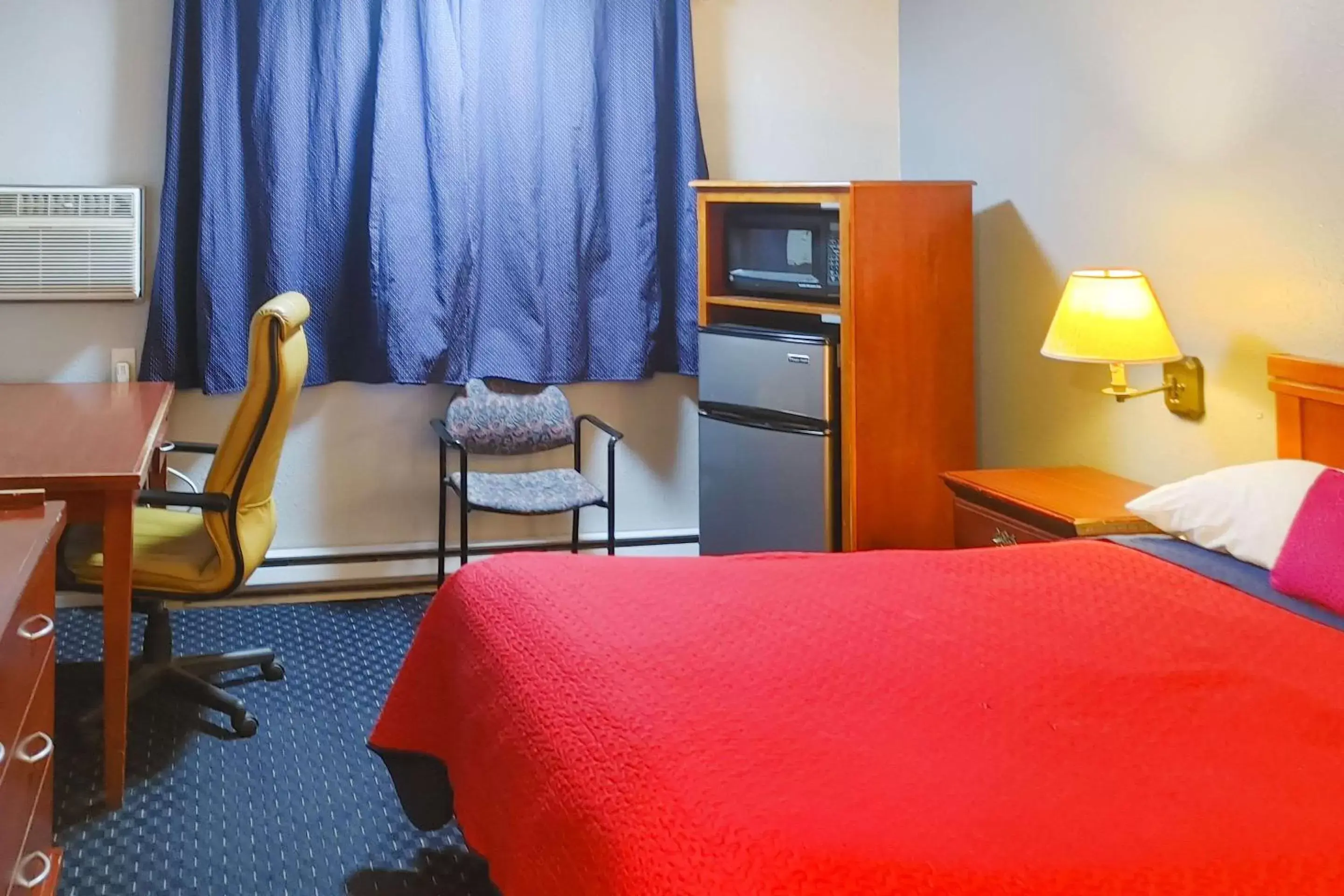 Bedroom, Bed in Rodeway Inn Seatac Bedroom, Bed in Rodeway Inn Seatac