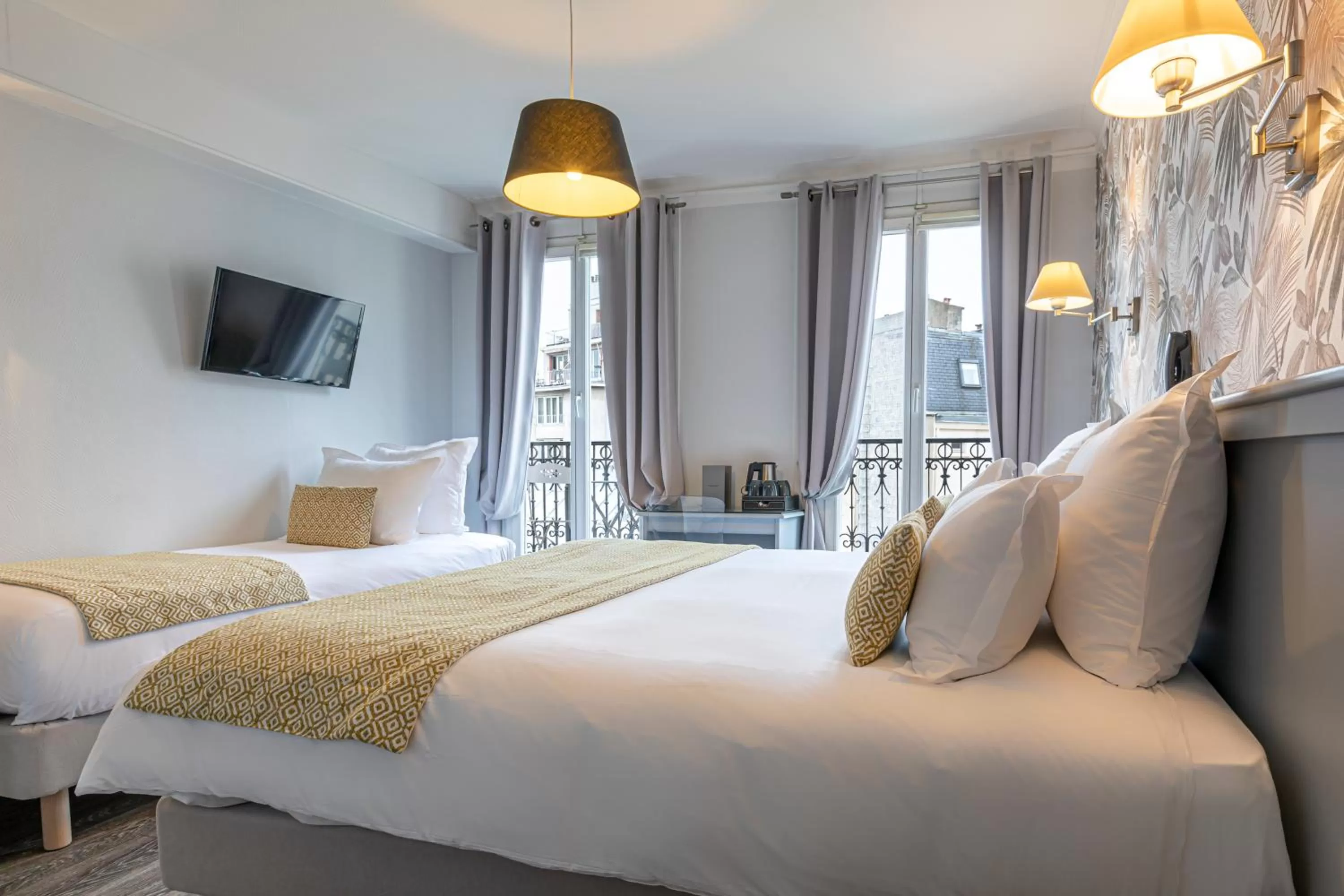 Photo of the whole room, Bed in Splendid Hôtel