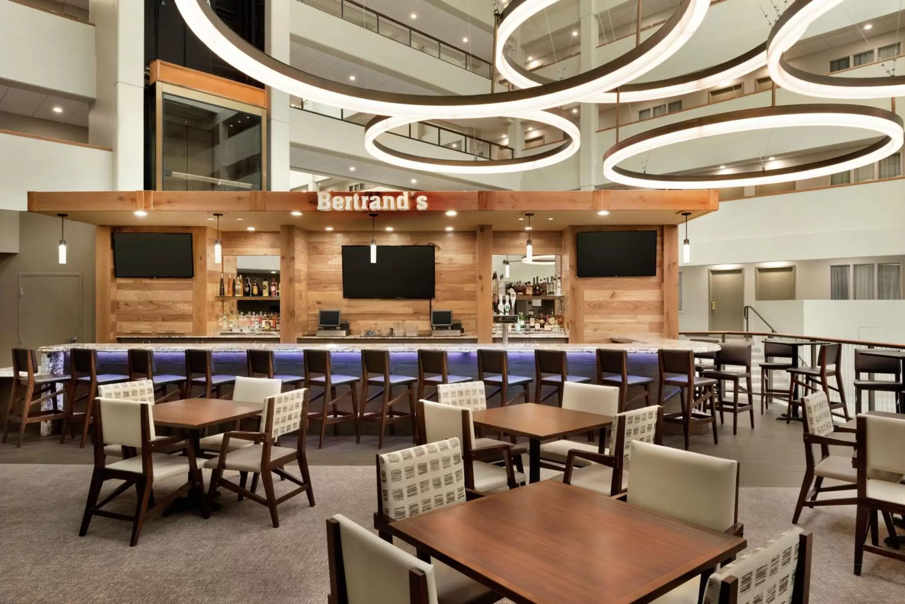 Lounge or bar, Restaurant/Places to Eat in Embassy Suites by Hilton Milwaukee Brookfield