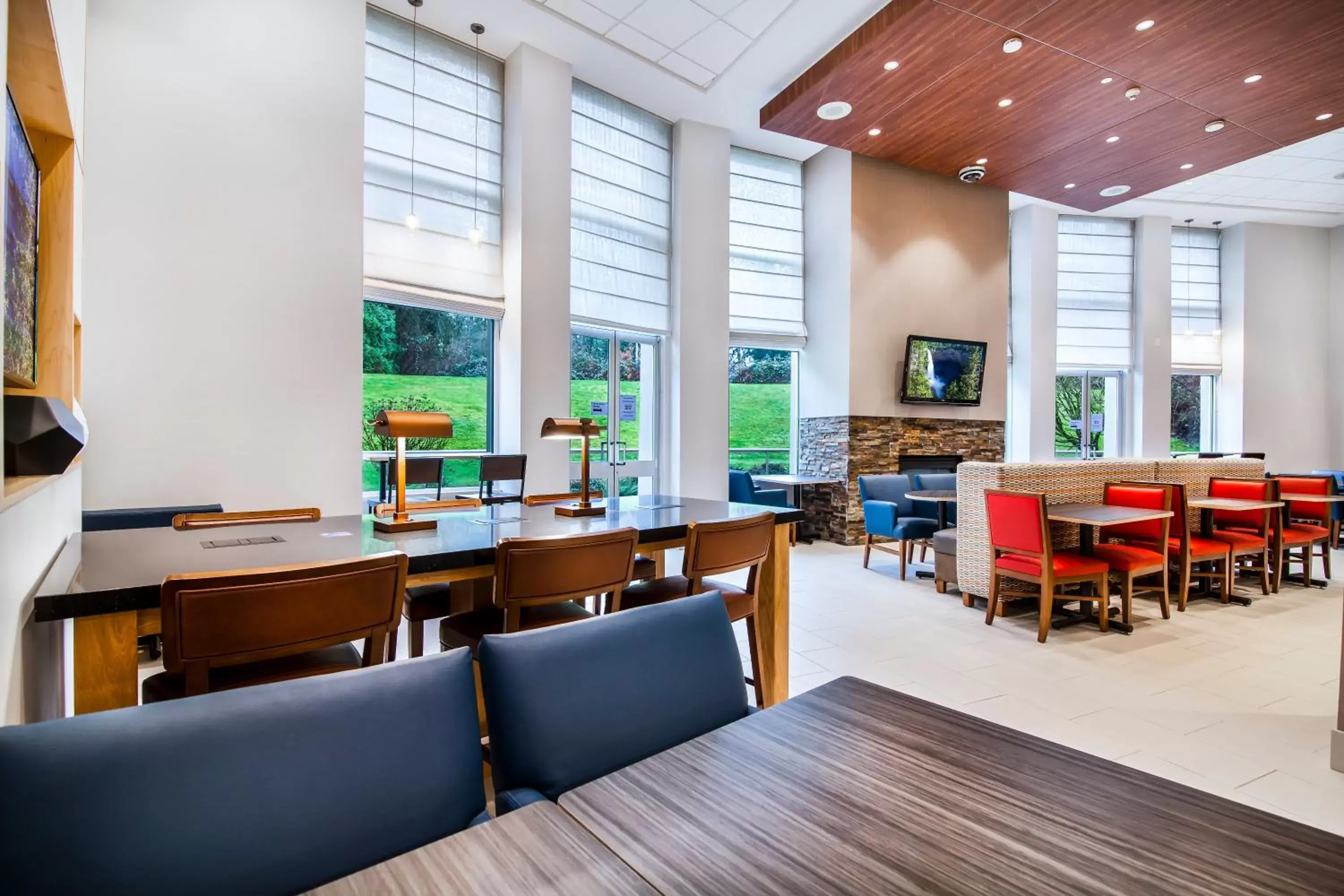 Breakfast, Restaurant/Places to Eat in Holiday Inn Express & Suites Langley, an IHG Hotel