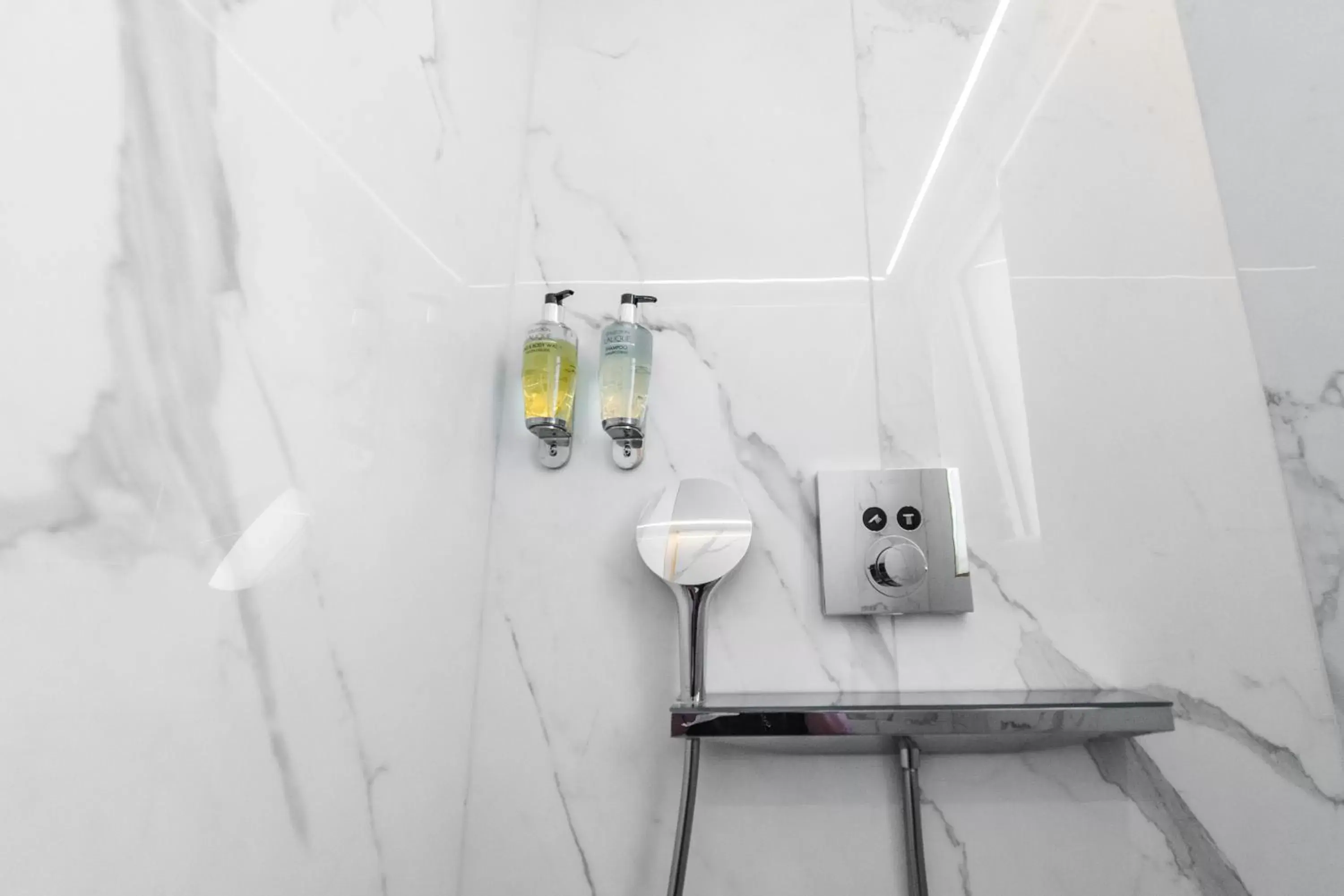 Shower, Bathroom in Ilot du Golf BW Premier Collection