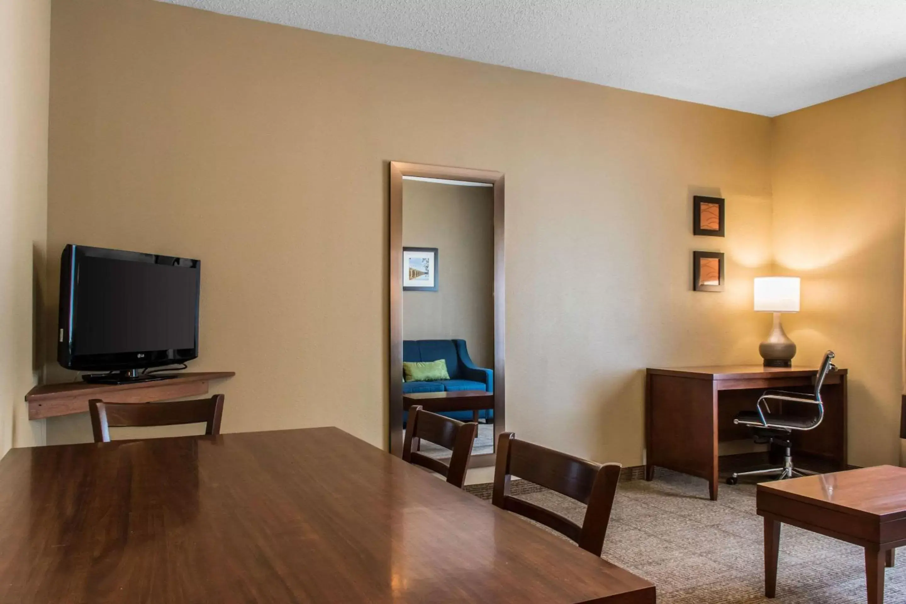 Photo of the whole room, TV/Entertainment Center in Comfort Inn Lancaster County