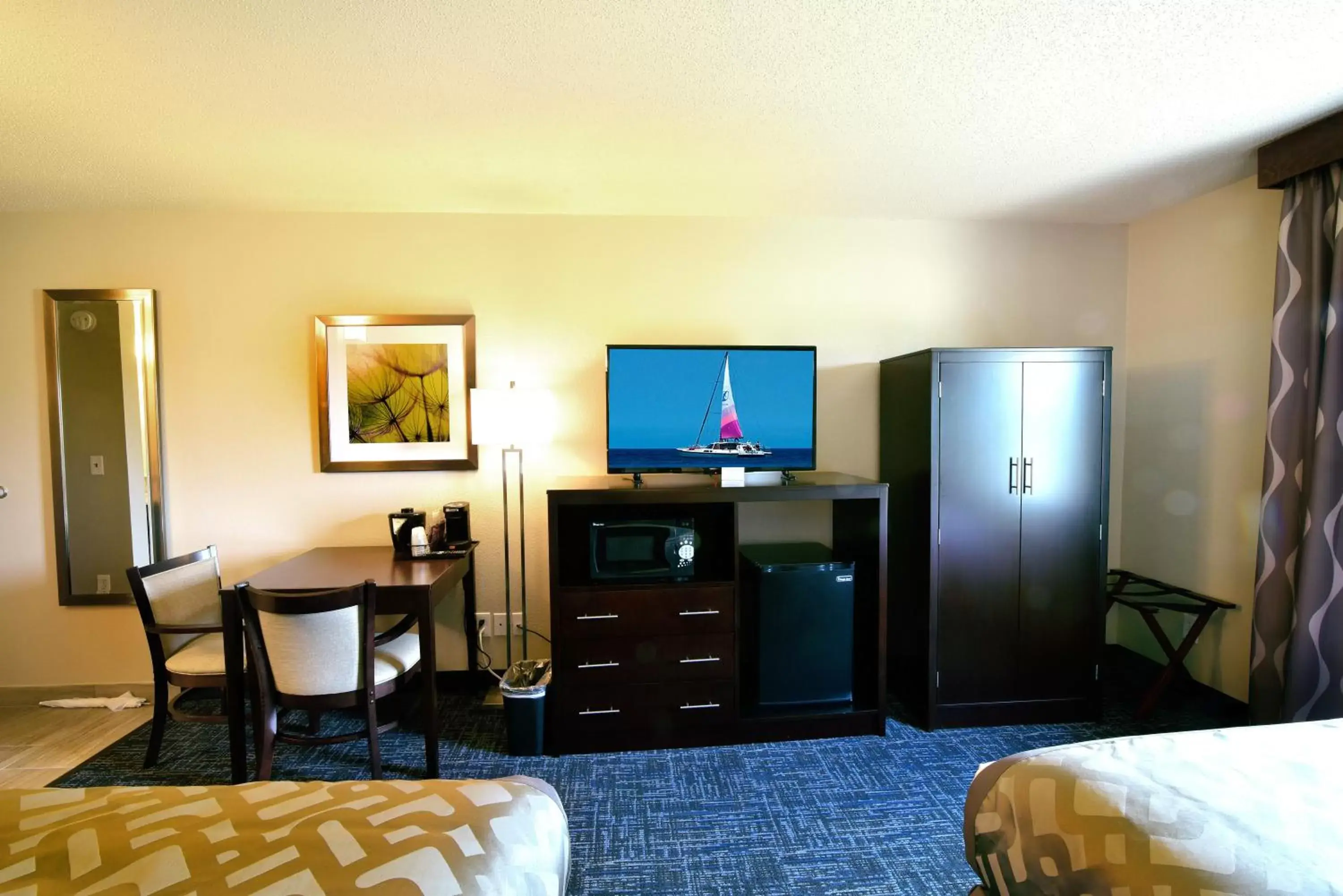 Photo of the whole room, TV/Entertainment Center in Best Western Plus Flint Airport Inn & Suites