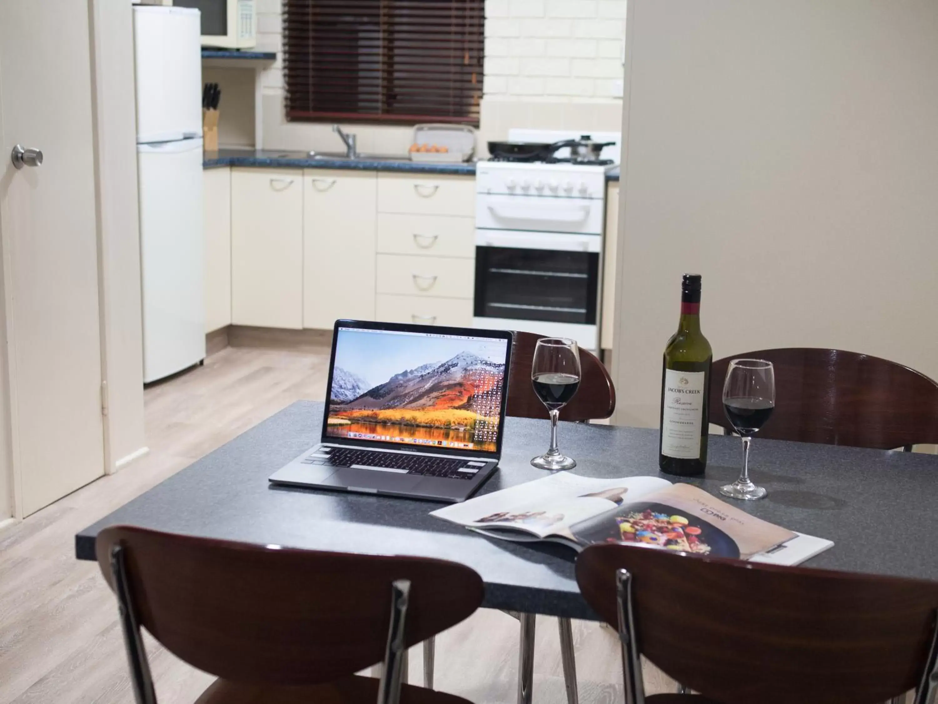 Dining area in Sunnybank Star Hotel