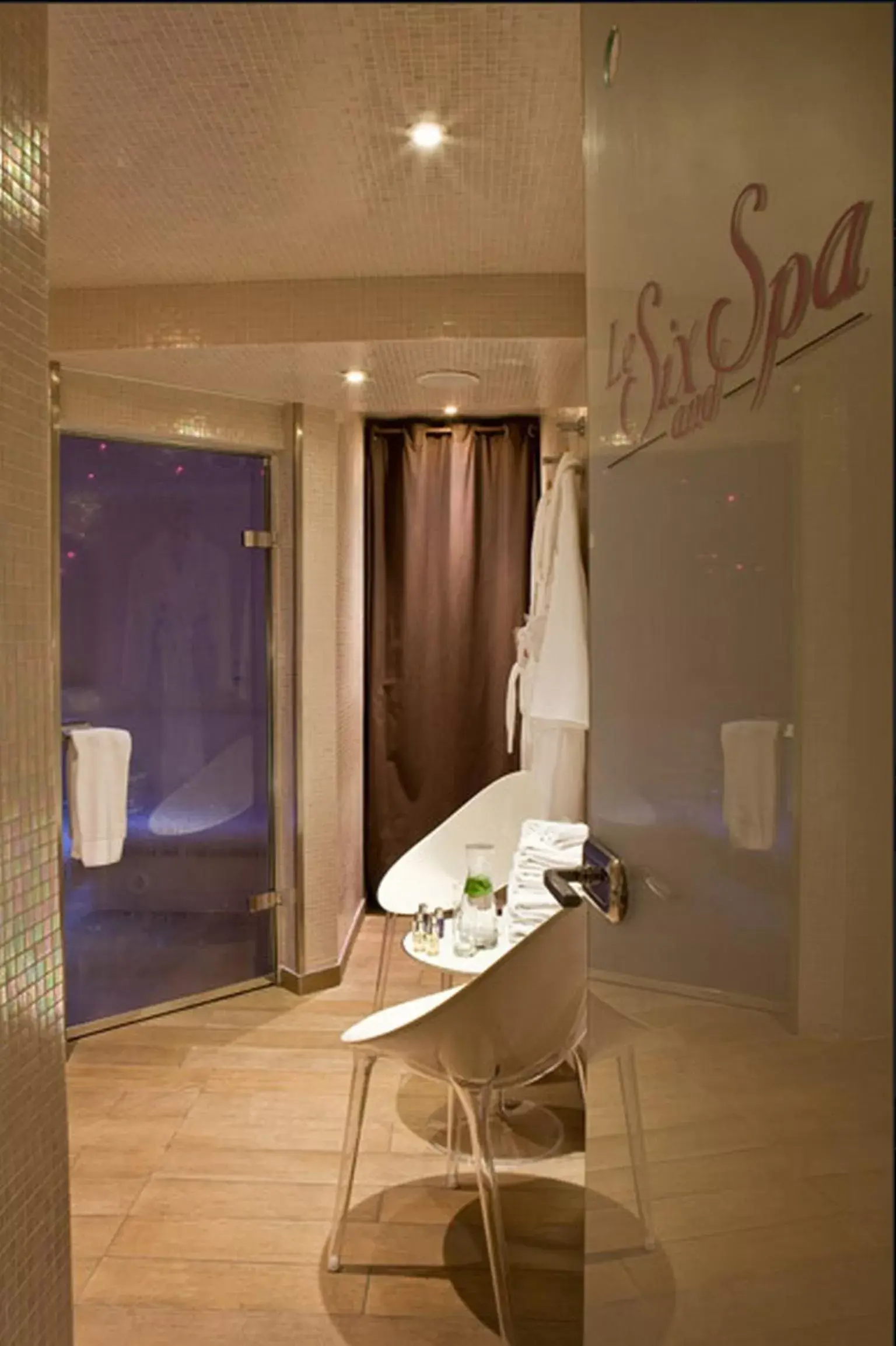 Spa and wellness centre/facilities, Bathroom in Hotel Le Six