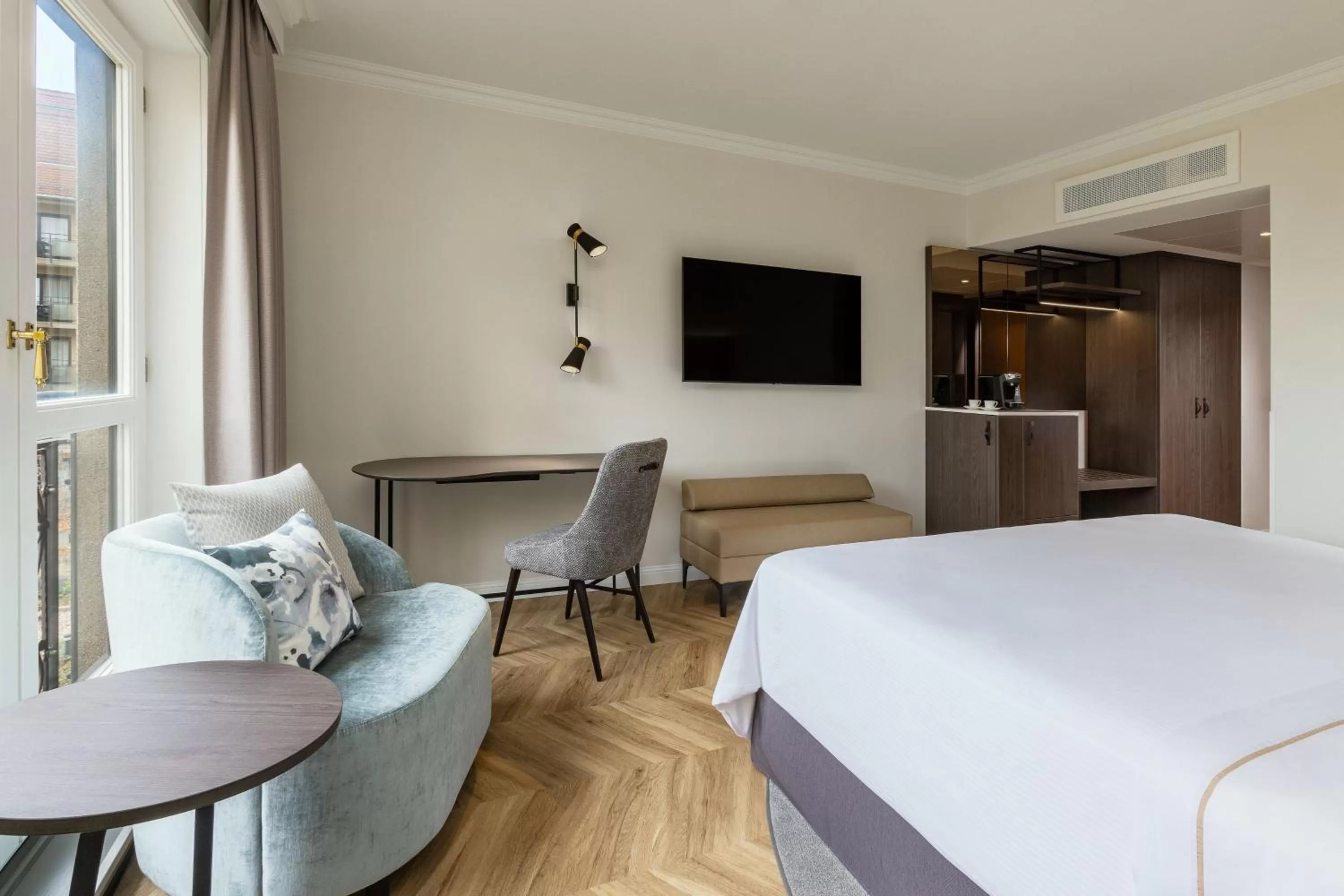 Photo of the whole room, Bed in The Westin Grand Berlin