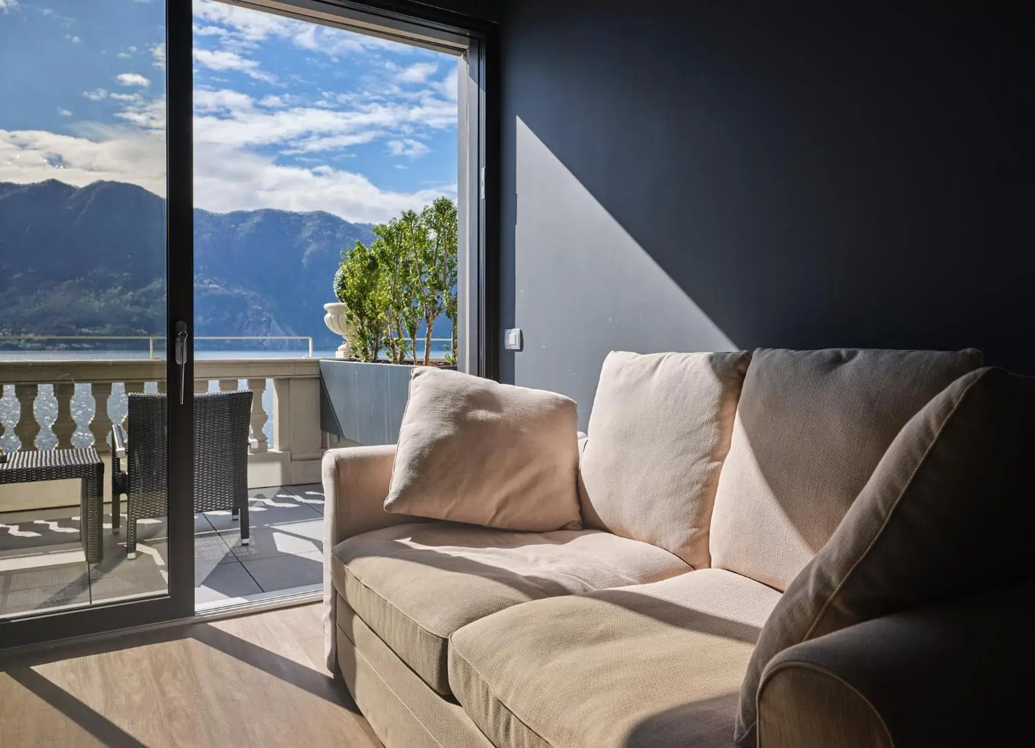 Living room, Mountain View in Hotel Ghiffa