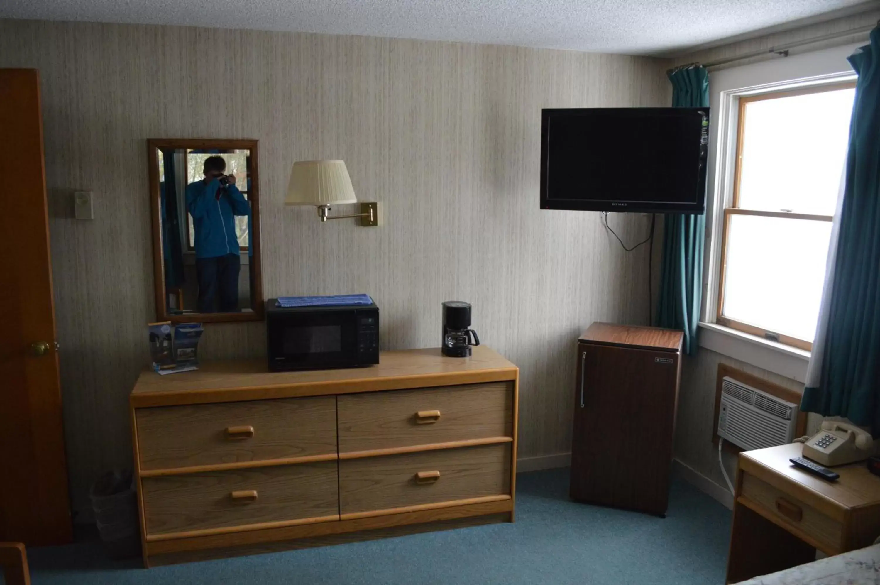 Bedroom, TV/Entertainment Center in Maple Leaf Inn Lake Placid