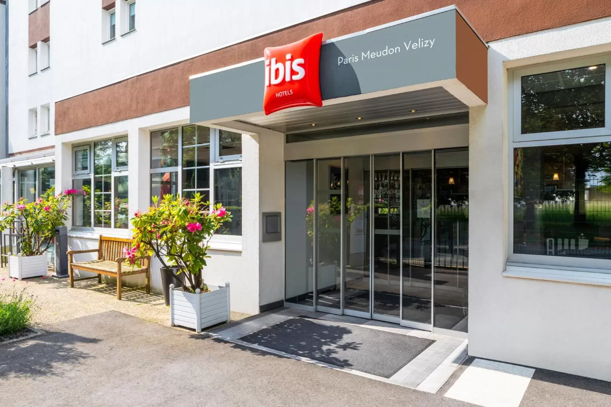 Facade/entrance in ibis Paris Meudon Velizy Facade/entrance in ibis Paris Meudon Velizy