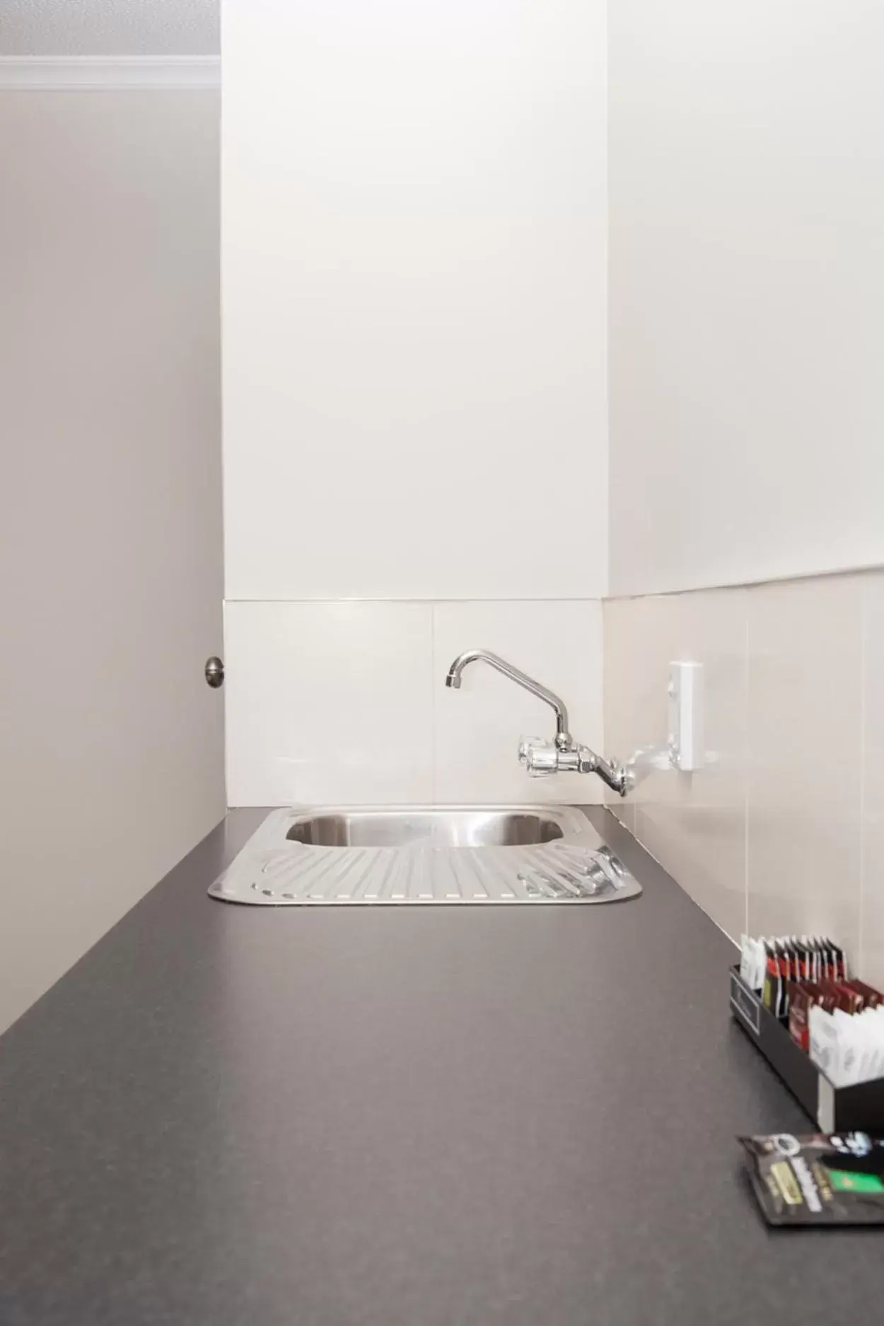 Kitchen or kitchenette, Kitchen/Kitchenette in Picton Accommodation Gateway Motel