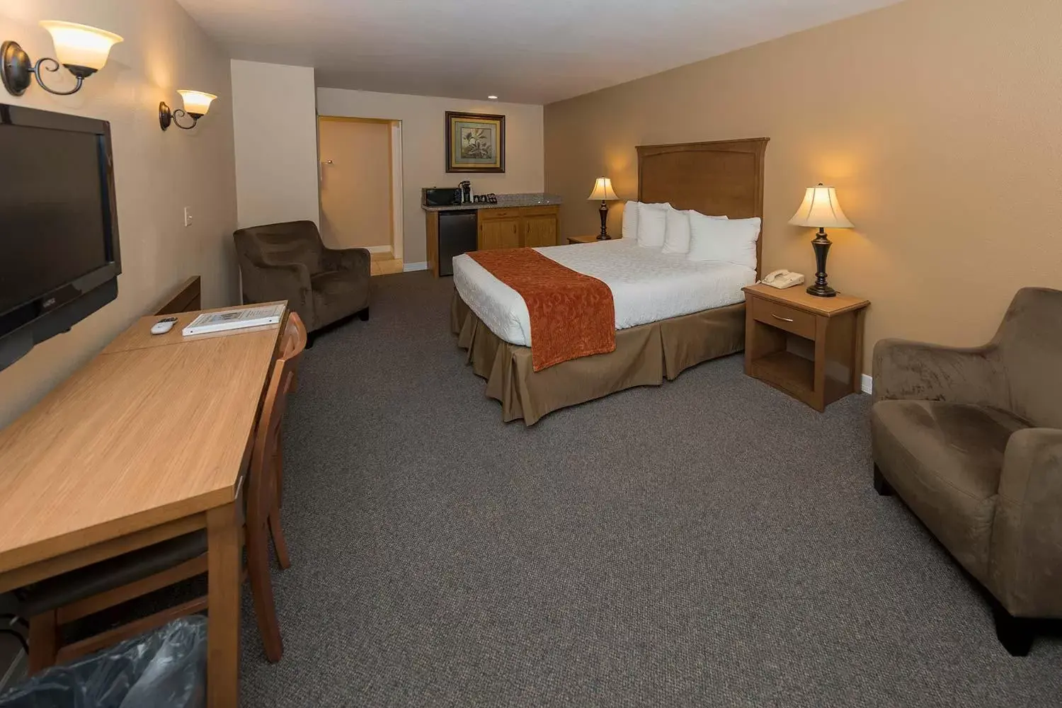 Photo of the whole room, Bed in Mill Village Motel