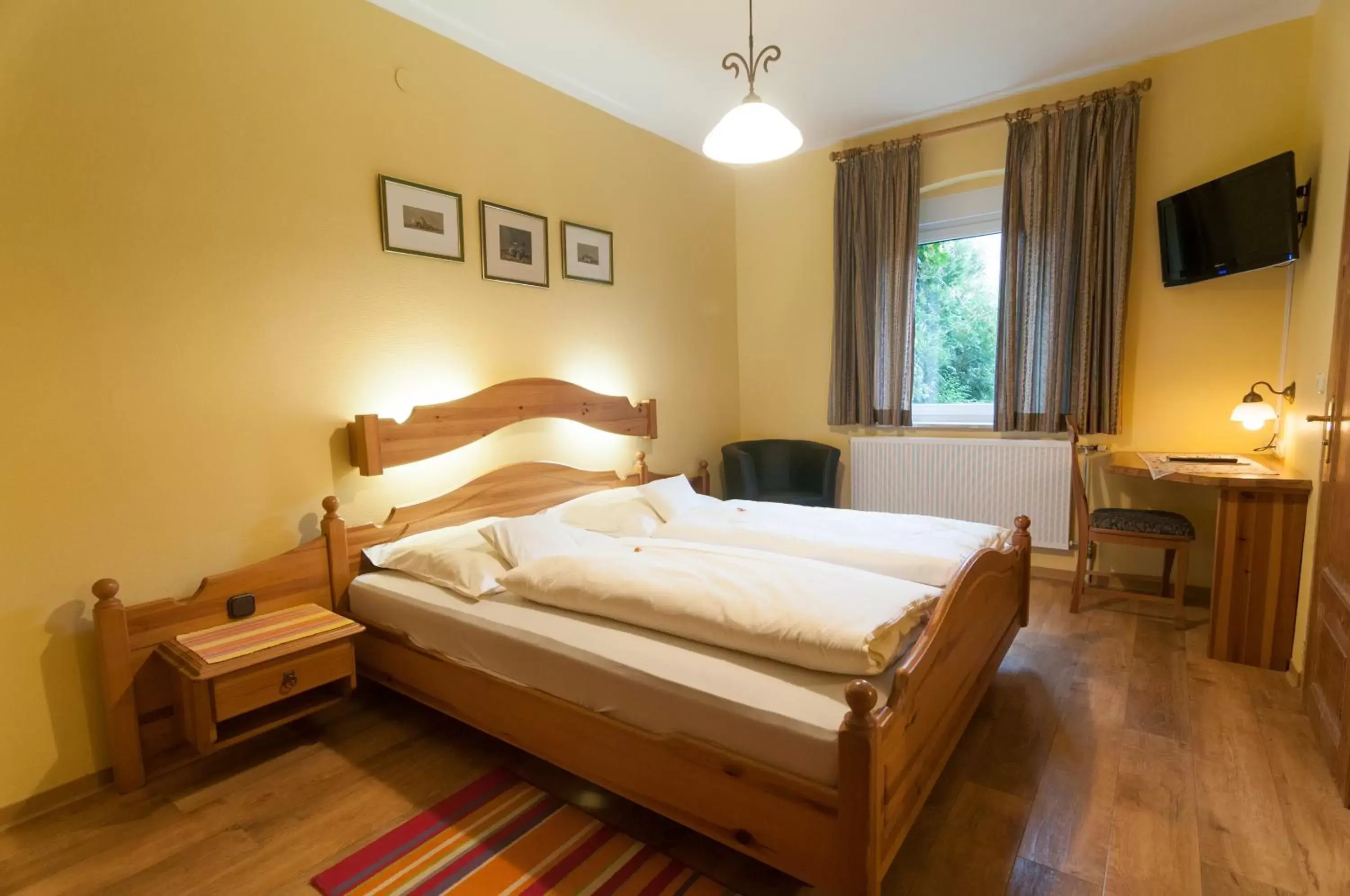 Budget Double Room in Hotel Rothenburger Hof