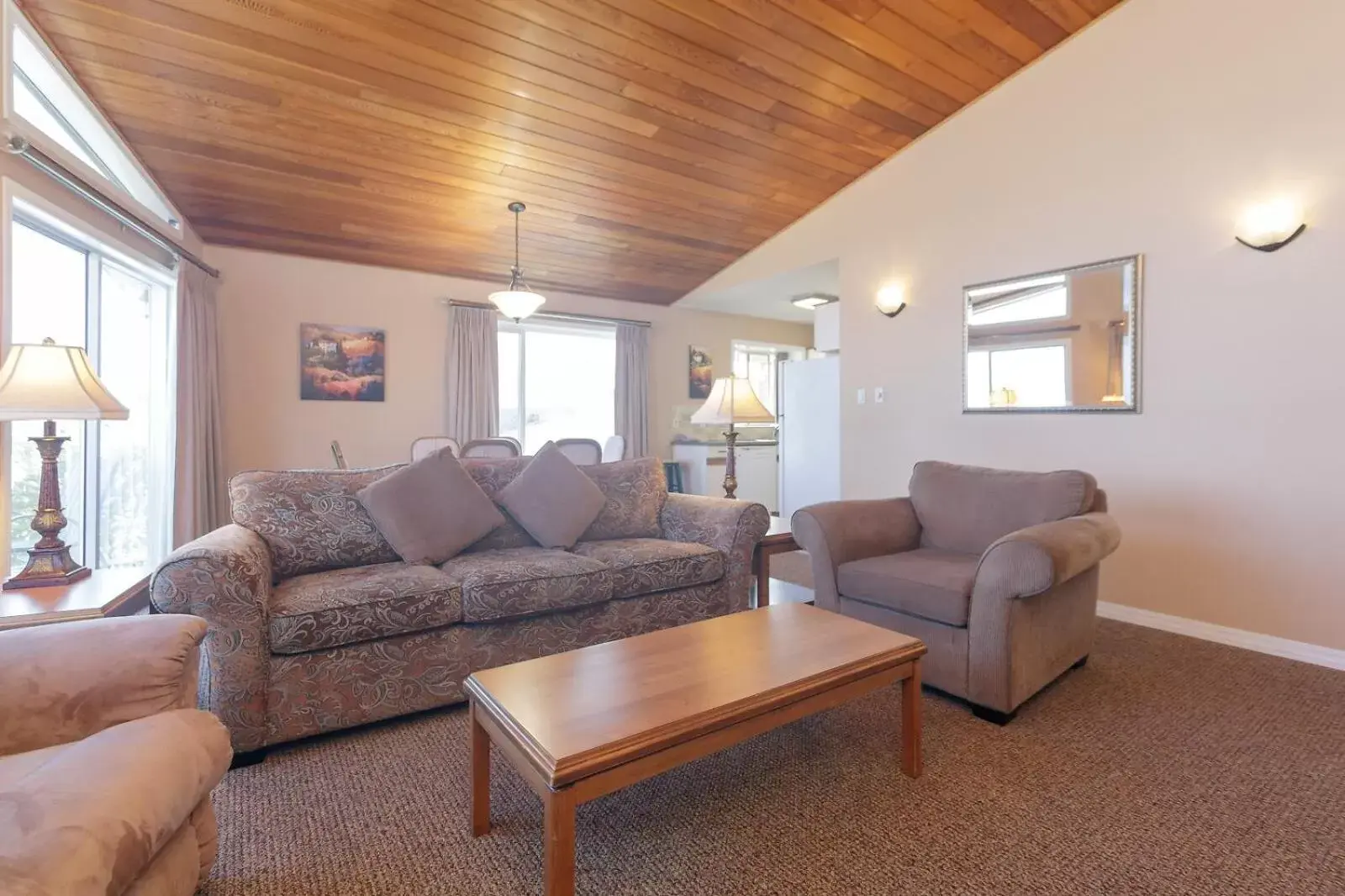 Living room, Seating Area in The Cedarwood Inn & Suites