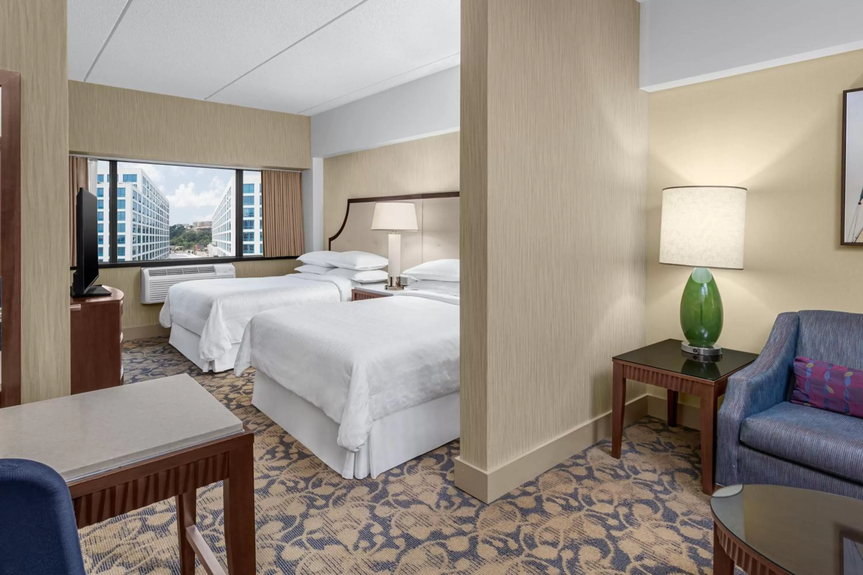 Photo of the whole room, Bed in Sheraton Lincoln Harbor Hotel