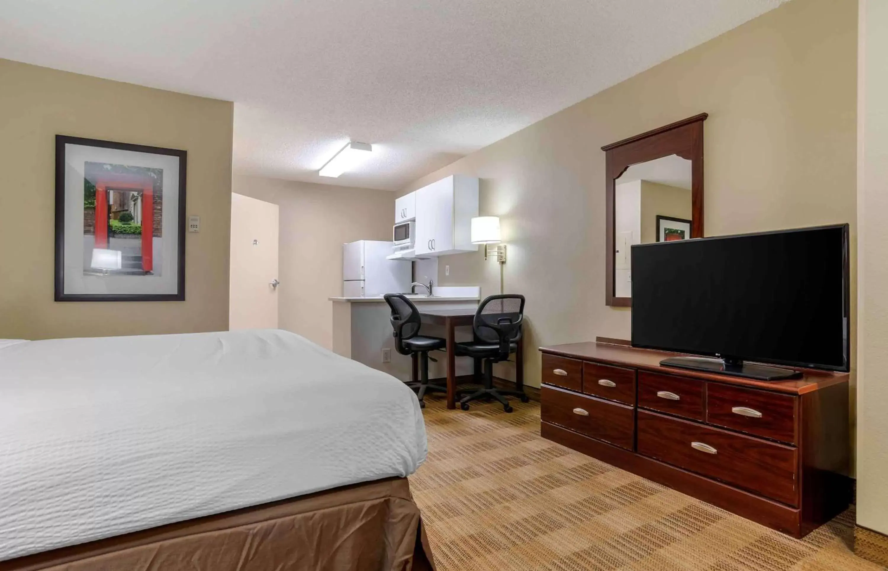 Bedroom, TV/Entertainment Center in Extended Stay America Suites - Huntsville - US Space and Rocket Center