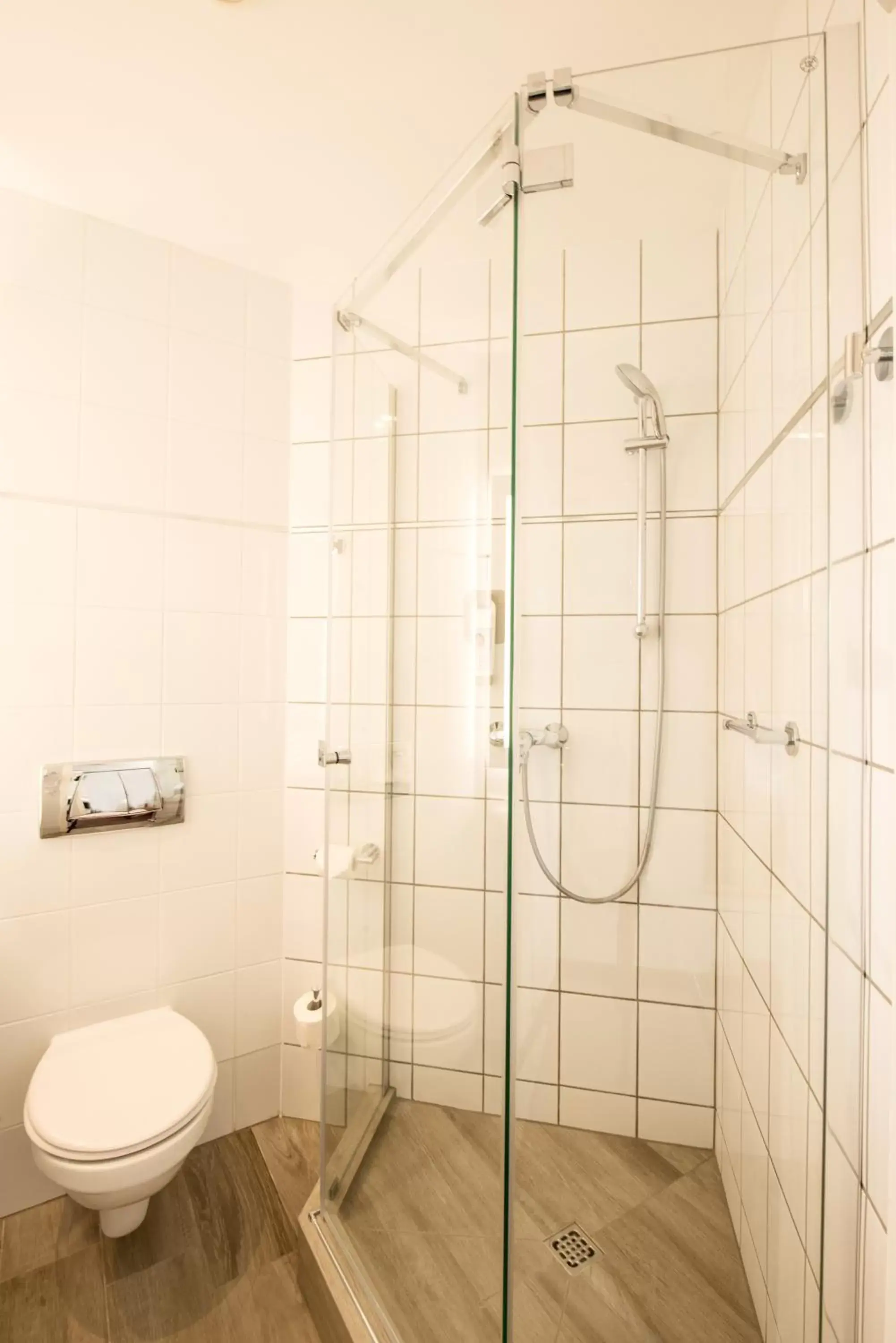 Shower, Bathroom in Hotel Ibis Łódź Centrum