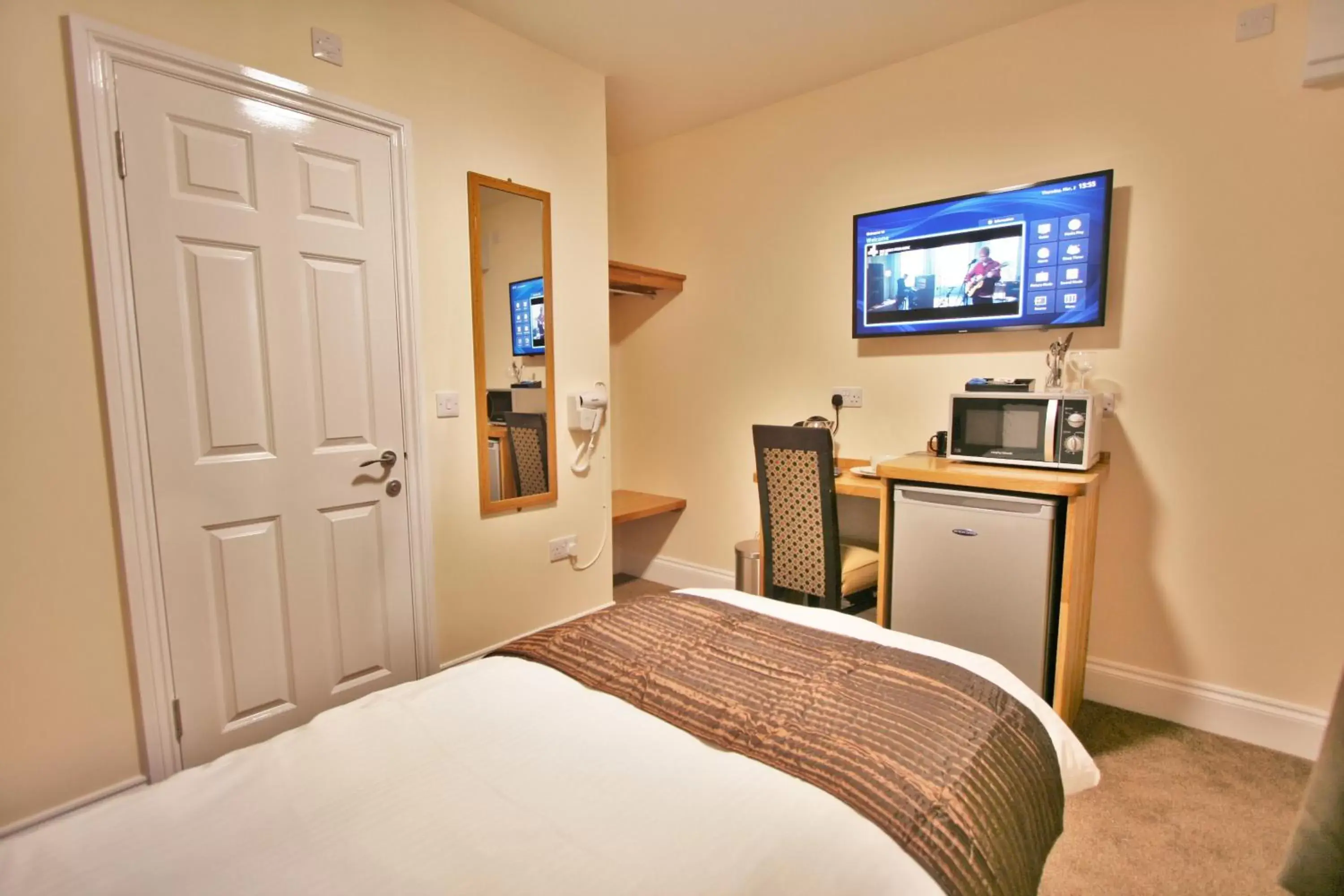 Bed, TV/Entertainment Center in New County Hotel & Serviced Apartments by RoomsBooked