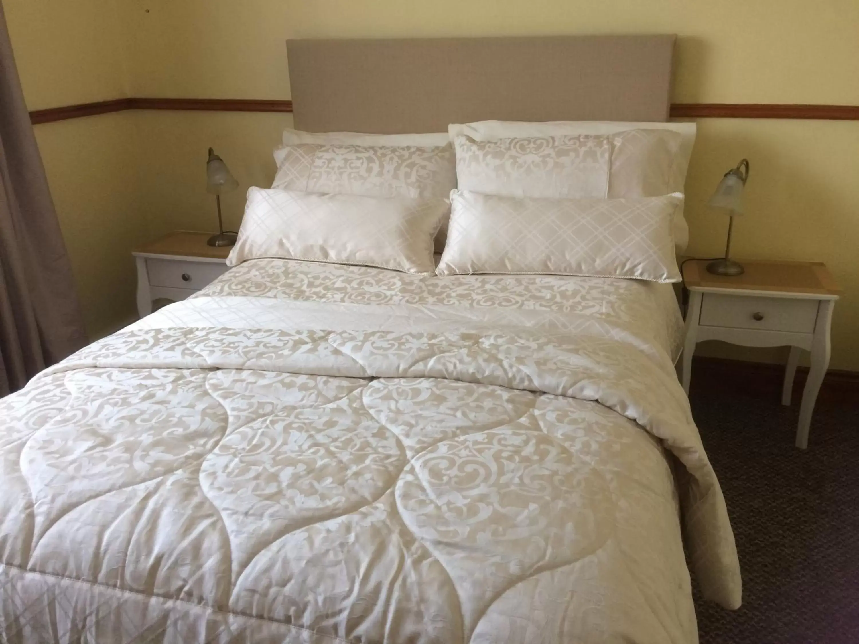 Bed in Inglewood Lodge B&B