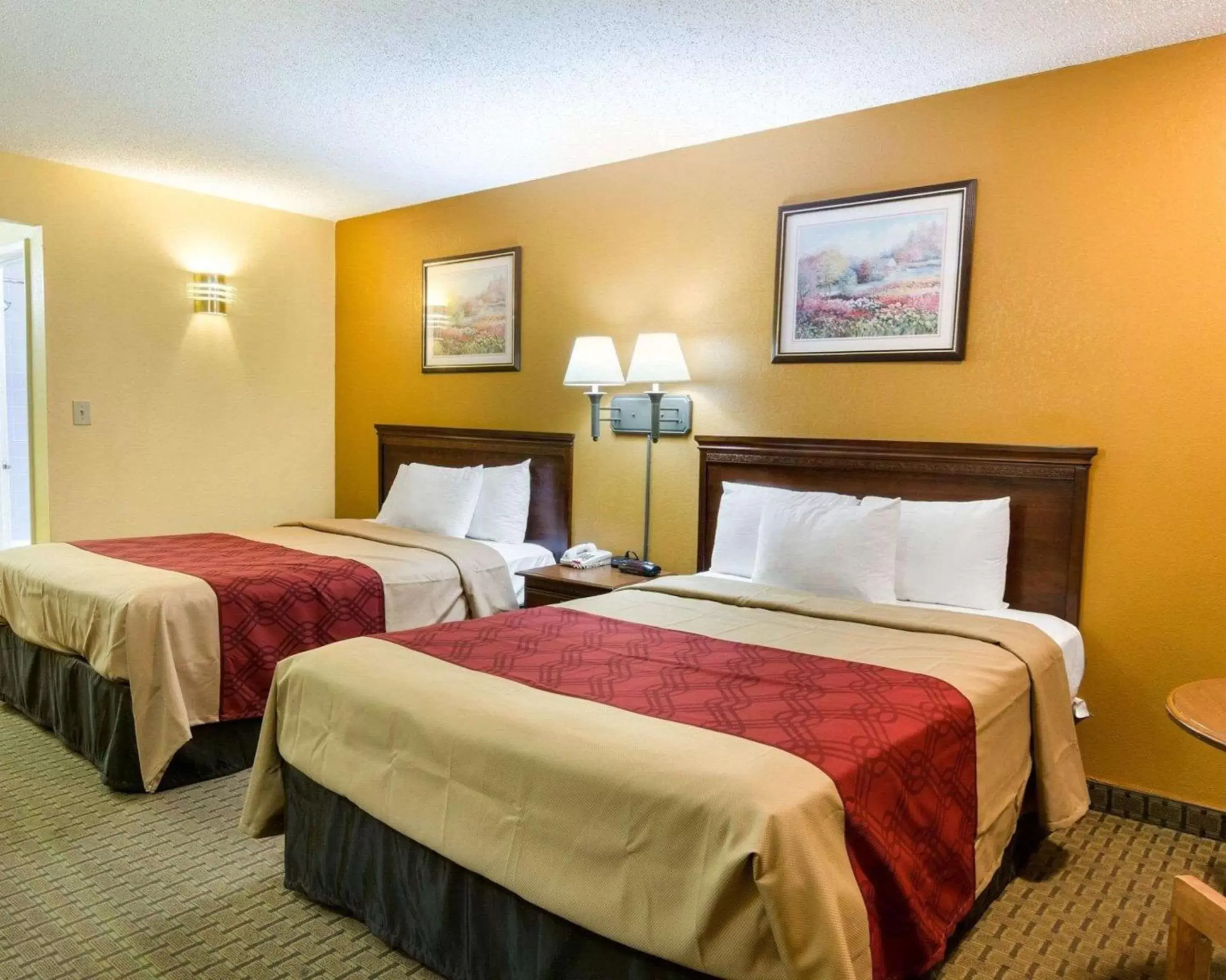 Queen Room with Two Queen Beds - Smoking in Econo Lodge Fredericksburg near I-95 Queen Room with Two Queen Beds - Smoking in Econo Lodge Fredericksburg near I-95