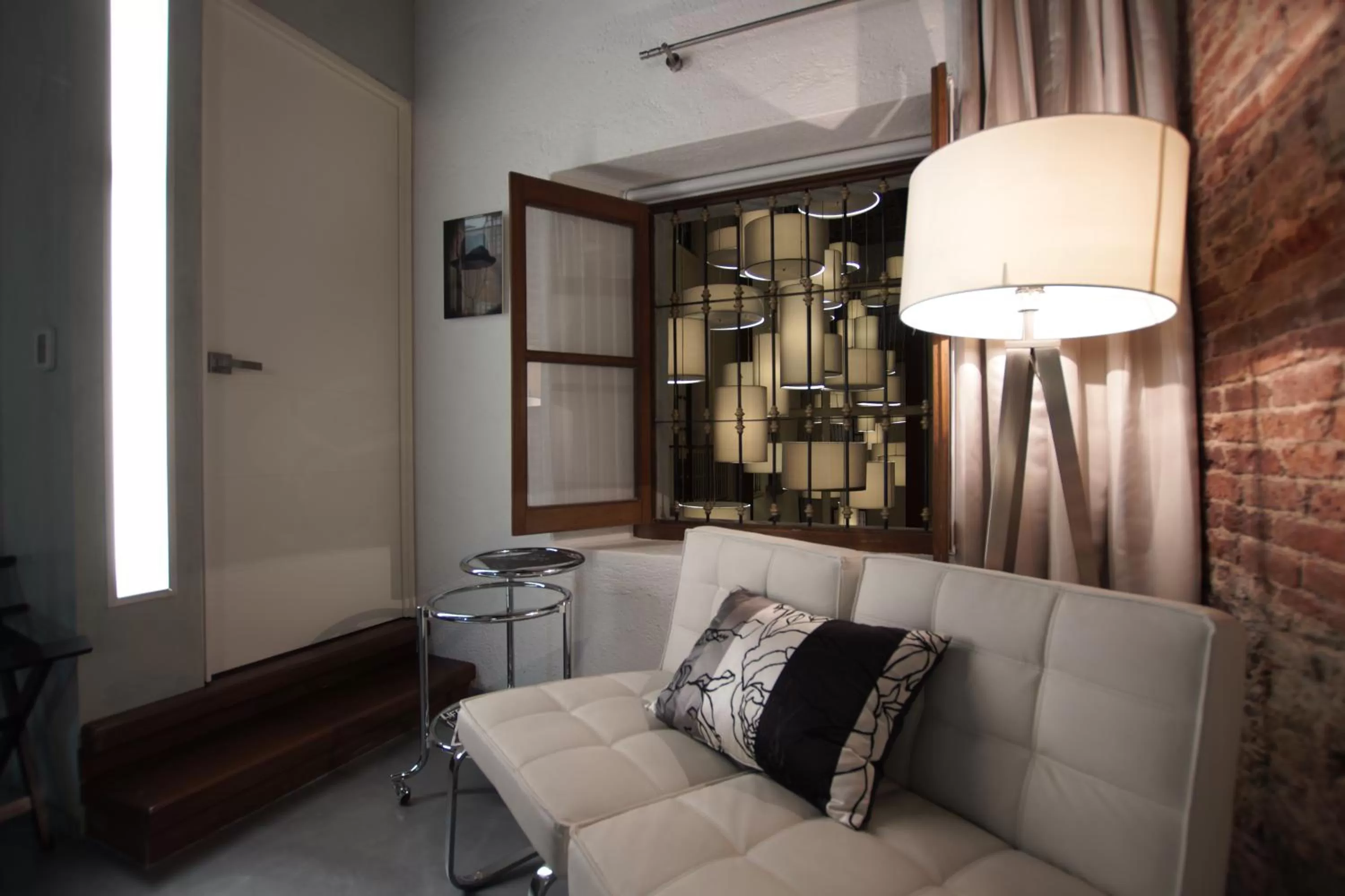 Living room in 1850 Hotel Boutique