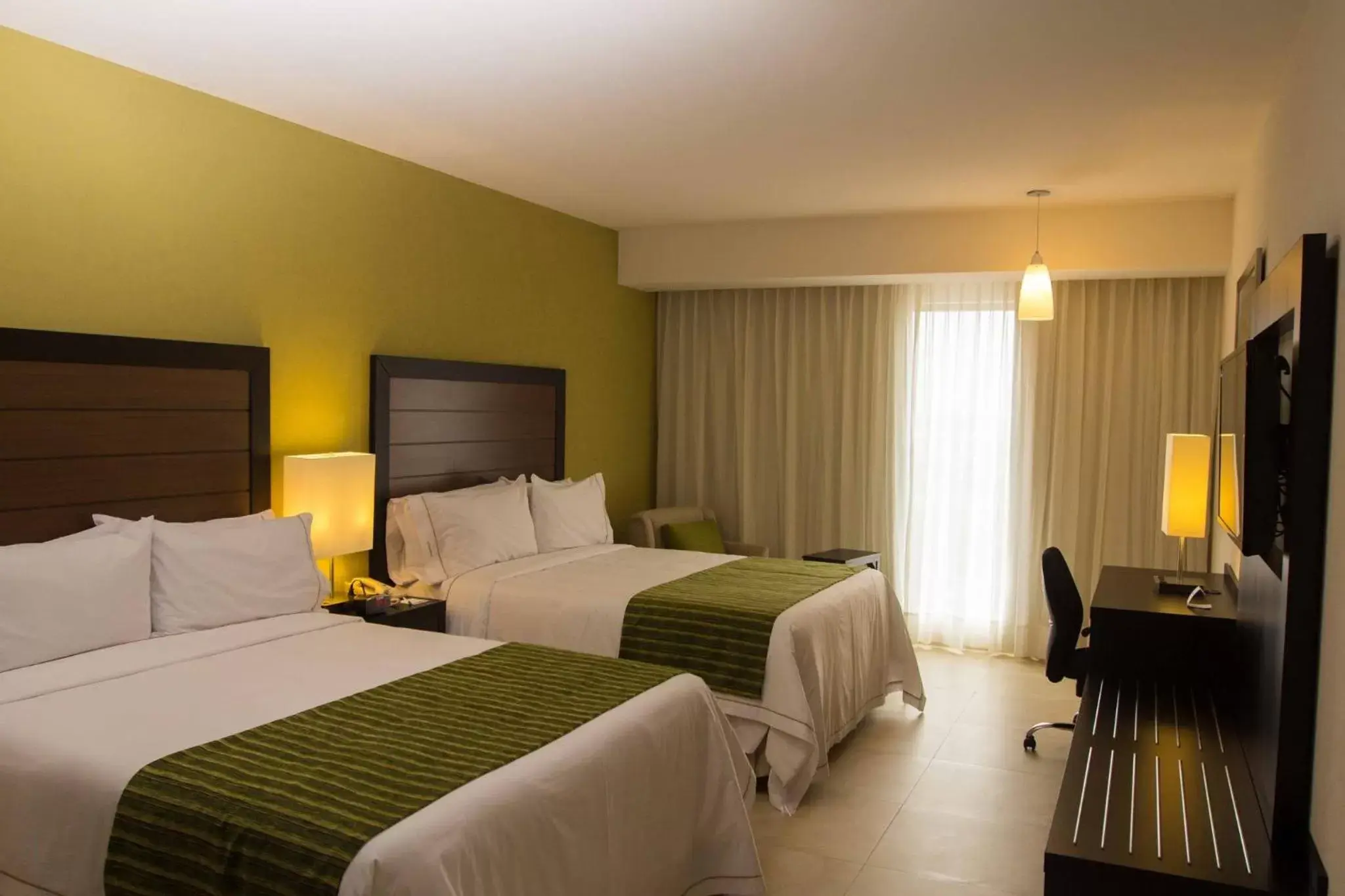 Photo of the whole room, Bed in Holiday Inn Express Xalapa