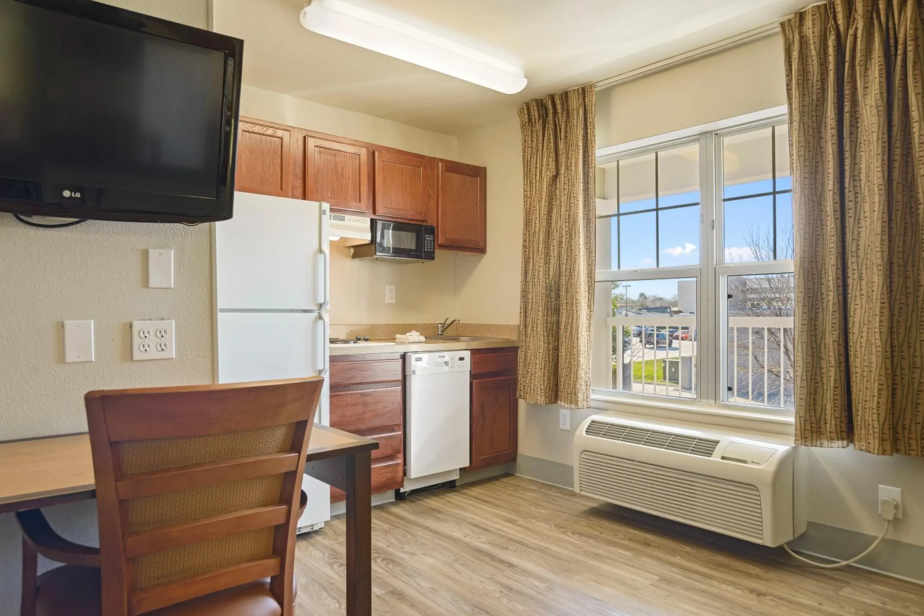 Kitchen or kitchenette in Extended Stay America Suites - Kansas City - Lenexa - 87th St