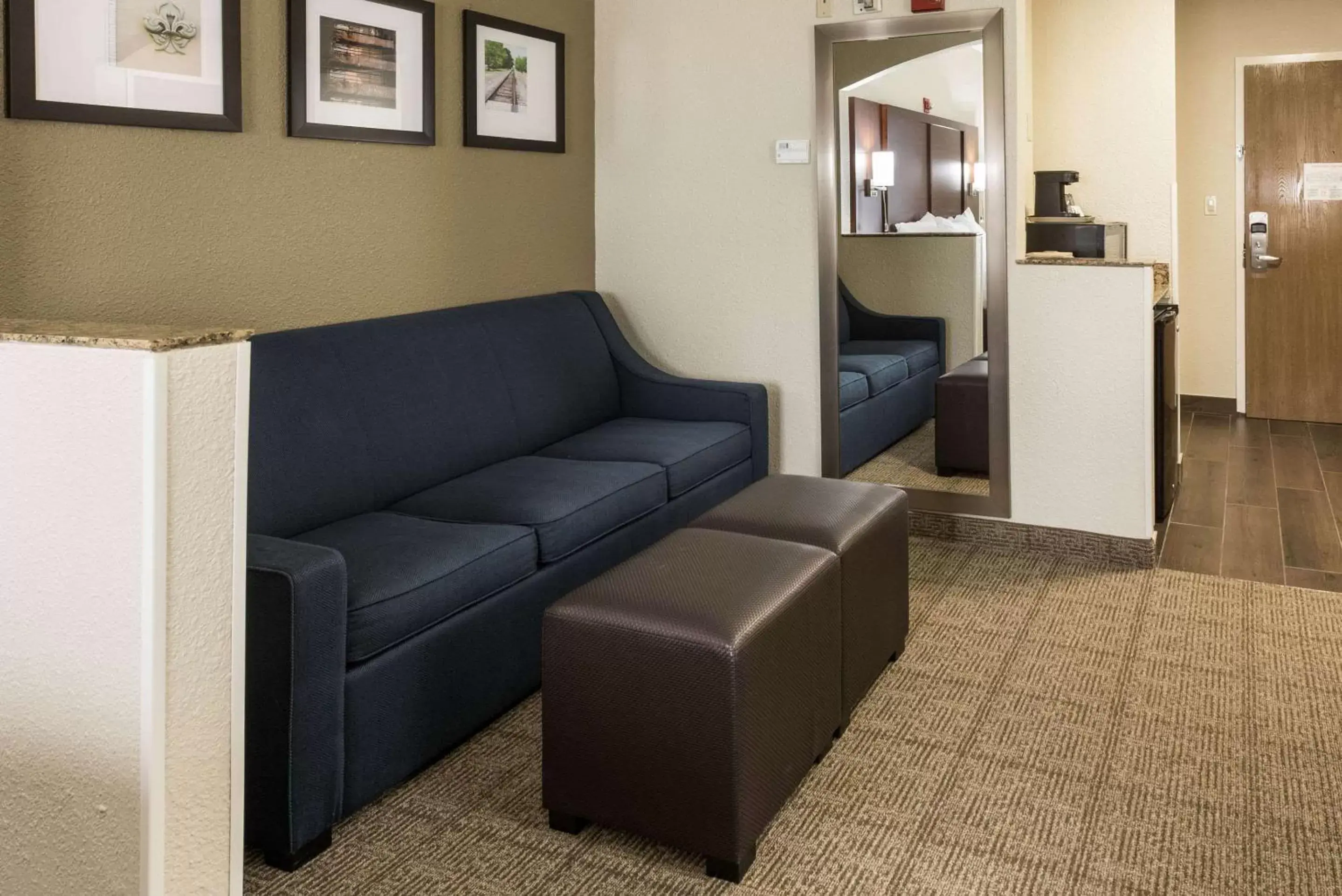 Photo of the whole room, Seating Area in Comfort Suites Monroe