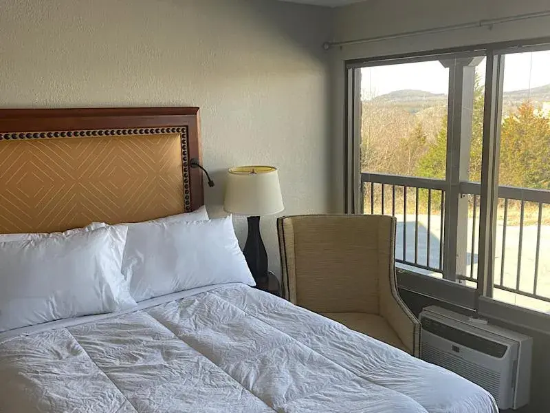 Balcony/Terrace, Bed in Branson Ozarks Inn