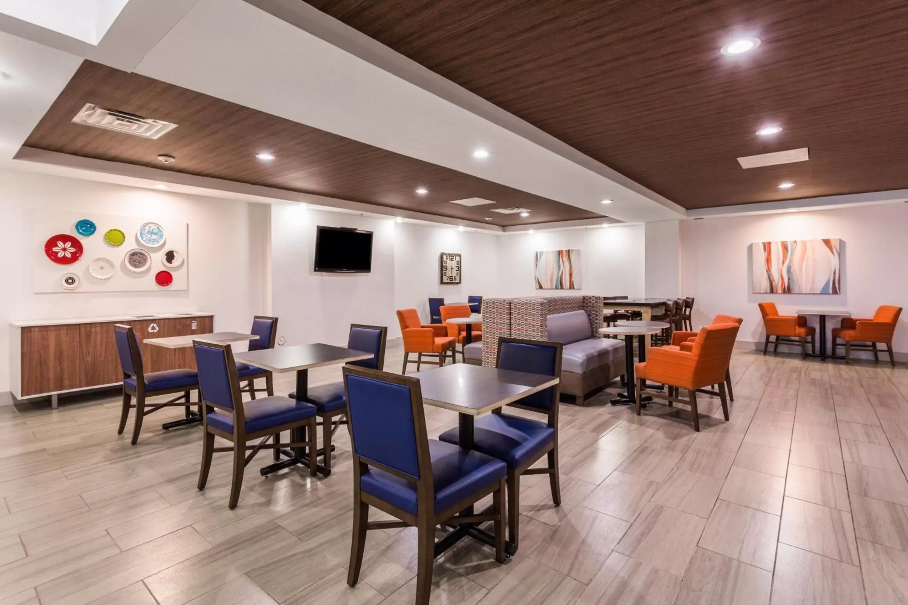 Breakfast, Restaurant/Places to Eat in Holiday Inn Express Hotel and Suites Petersburg - Fort Lee, an IHG Hotel