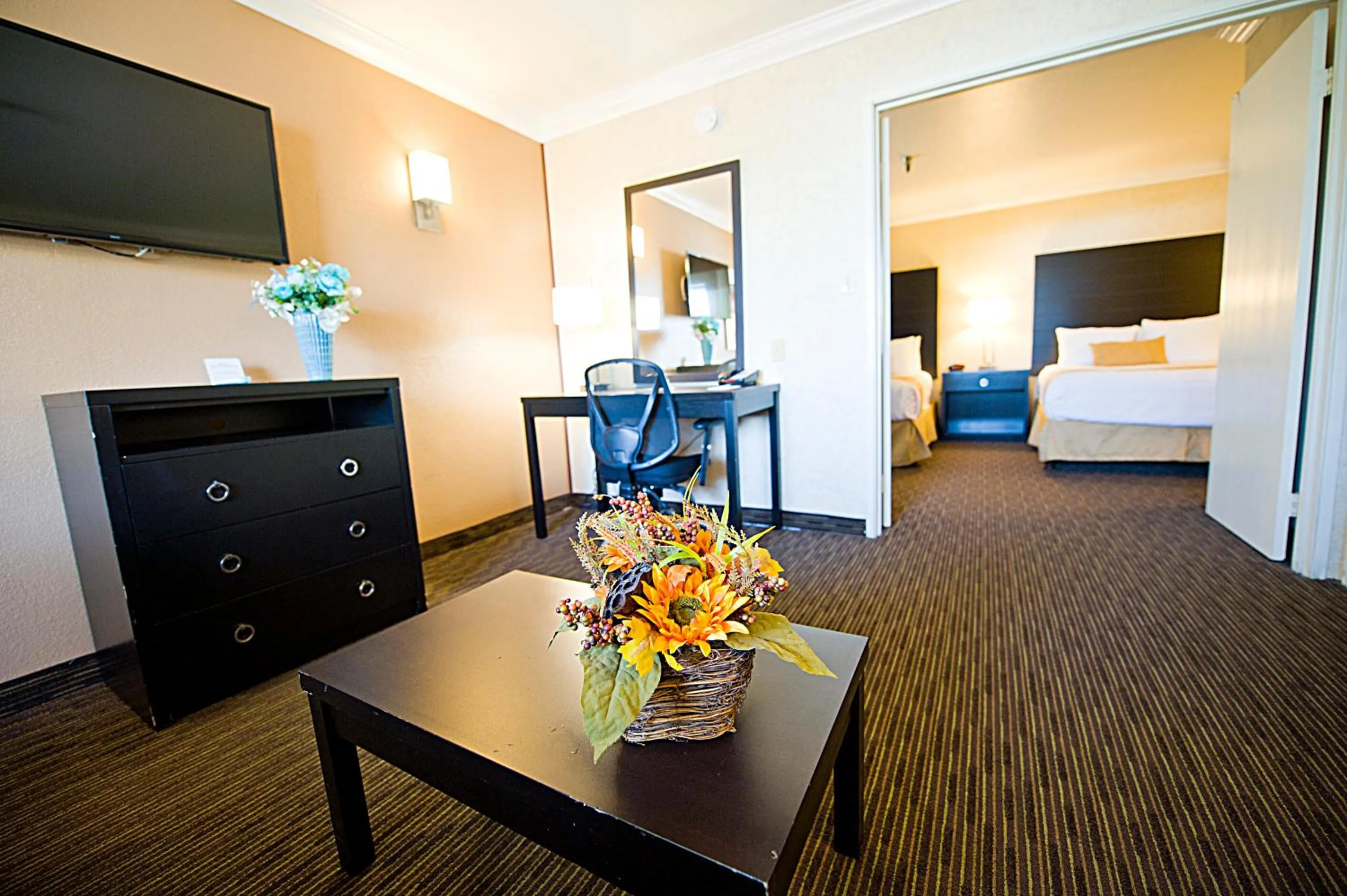 On site, Bed in Hotel d'Lins Ontario Airport