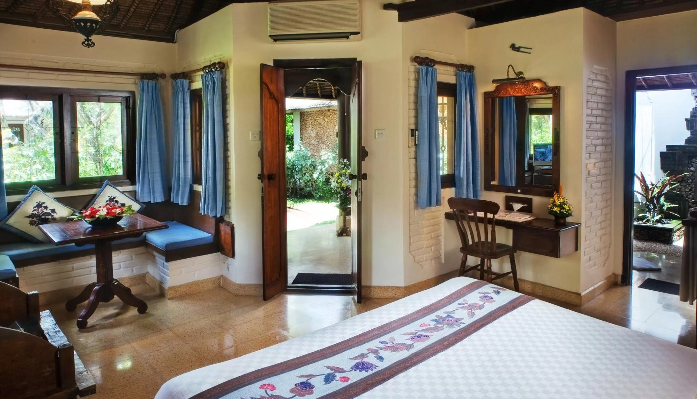 Photo of the whole room, Bed in Poppies Bali