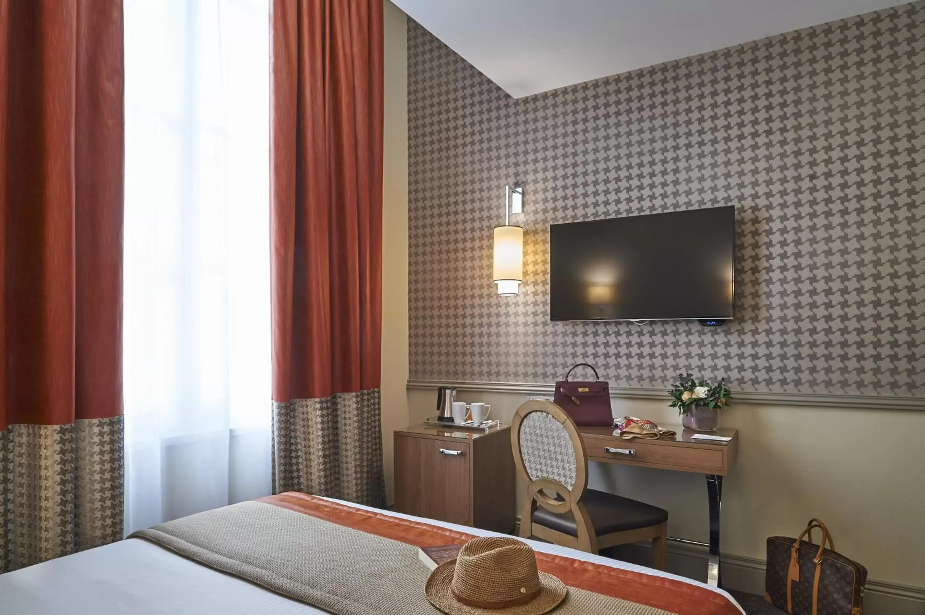 Photo of the whole room, TV/Entertainment Center in Best Western Premier HBEO Bordeaux Centre