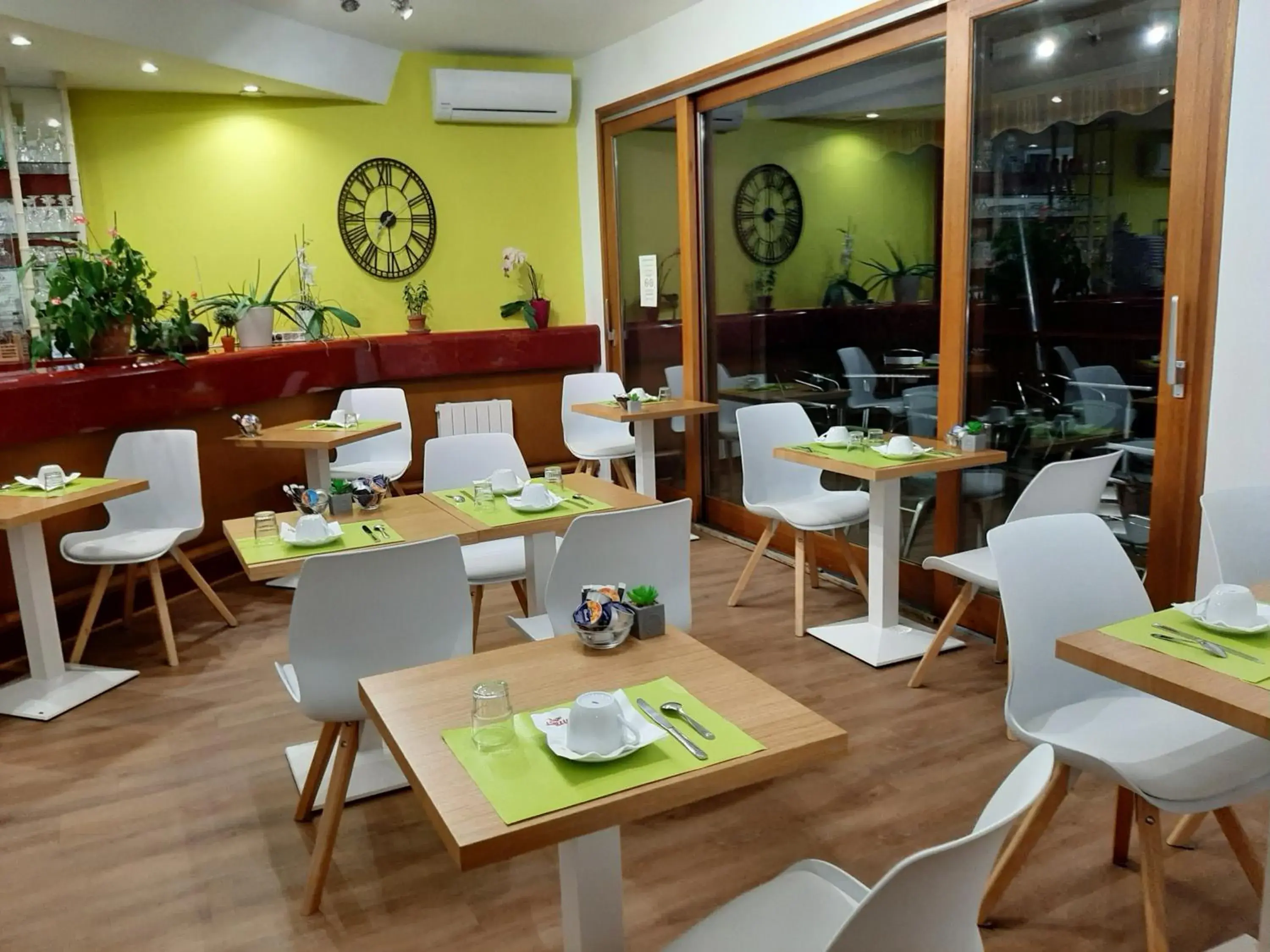 Restaurant/Places to Eat in Logis Aurea Hotel