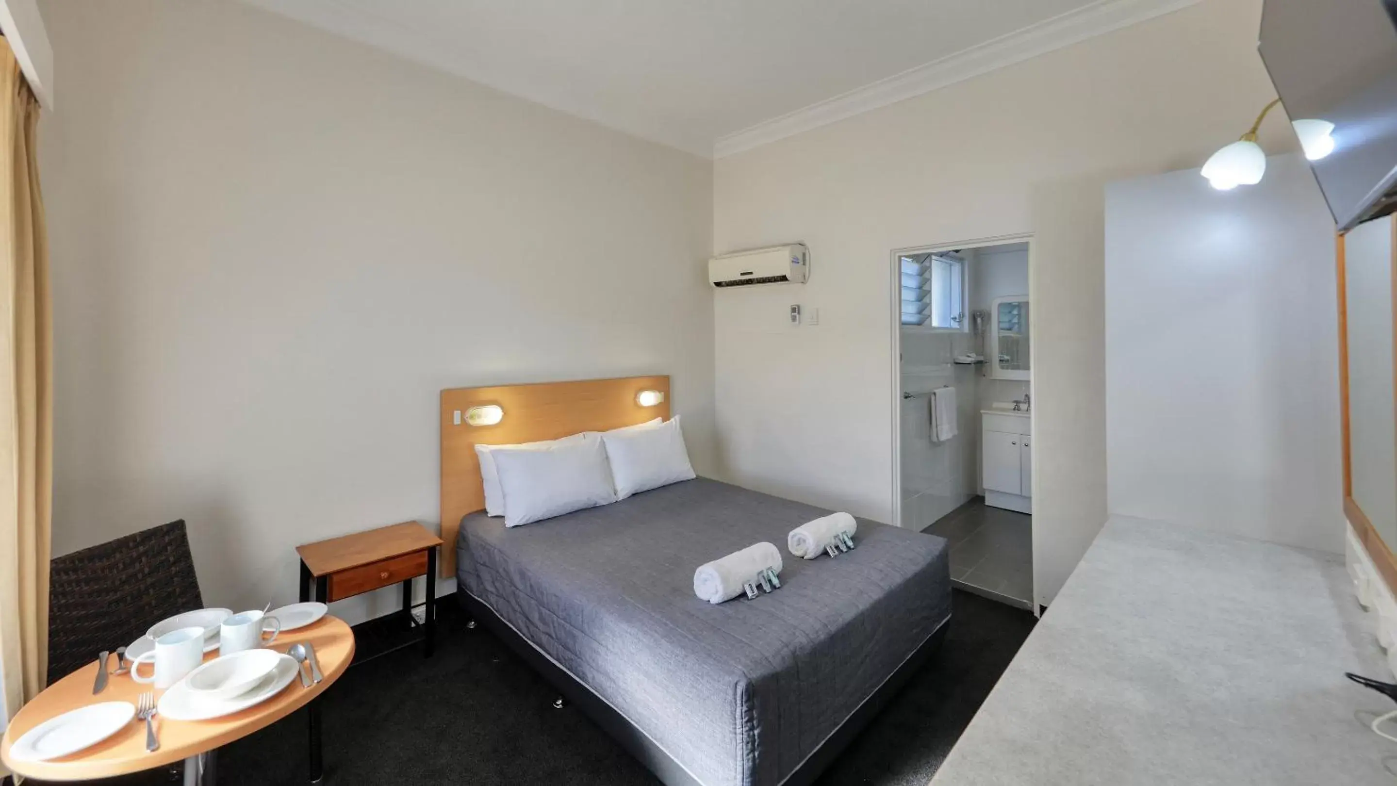 Photo of the whole room, Bed in Cowra Motor Inn