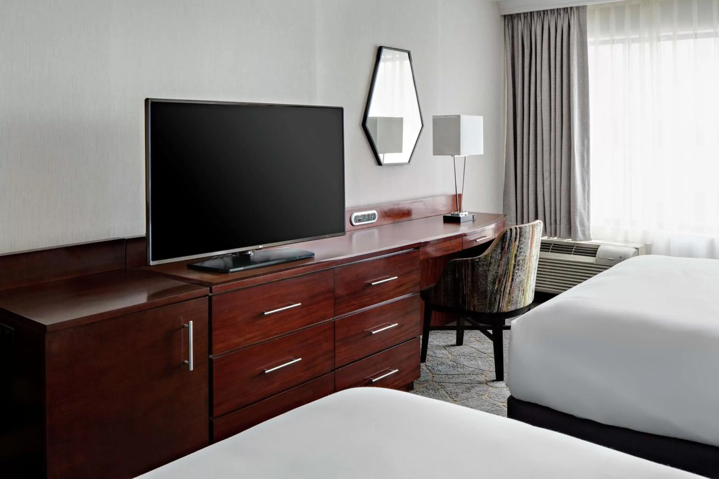 Bedroom, TV/Entertainment Center in DoubleTree by Hilton Fairfield Hotel & Suites