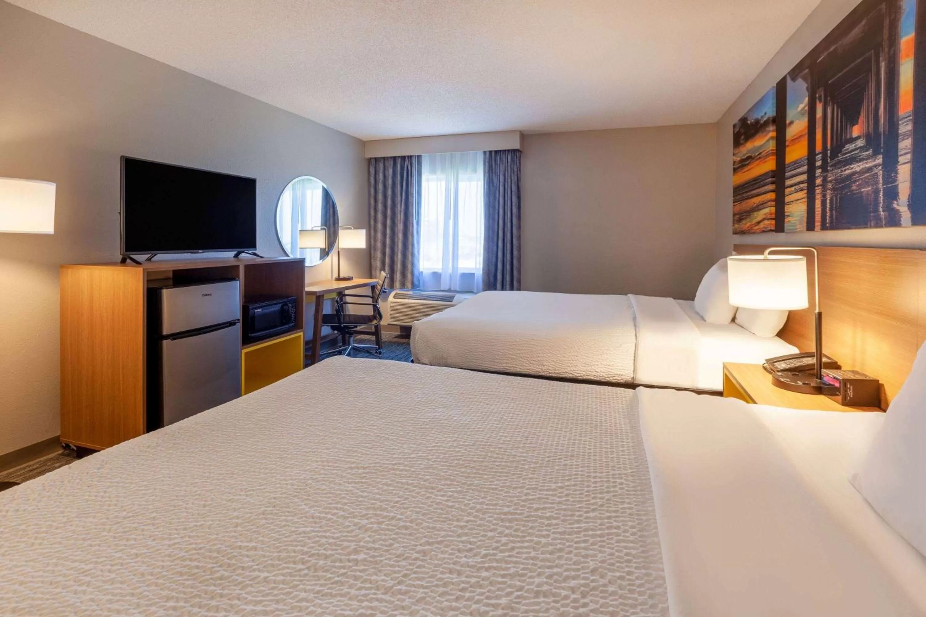 Photo of the whole room, Bed in Days Inn by Wyndham Racine/Sturtevant
