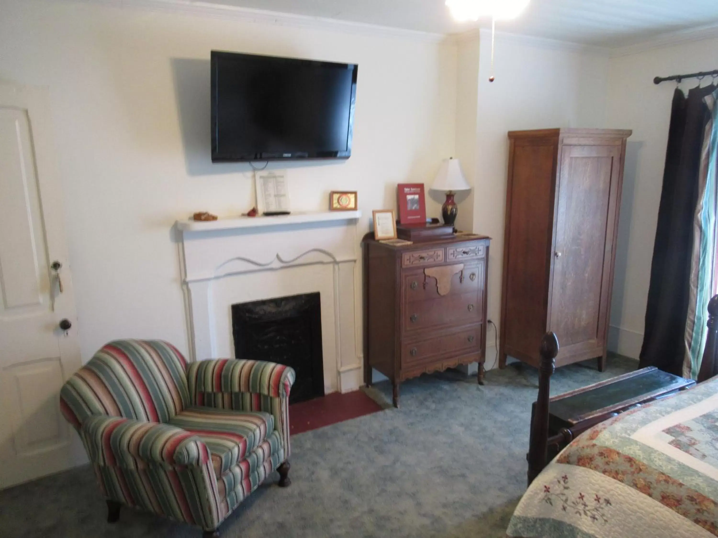 Seating area, TV/Entertainment Center in Carrier Houses Bed & Breakfast