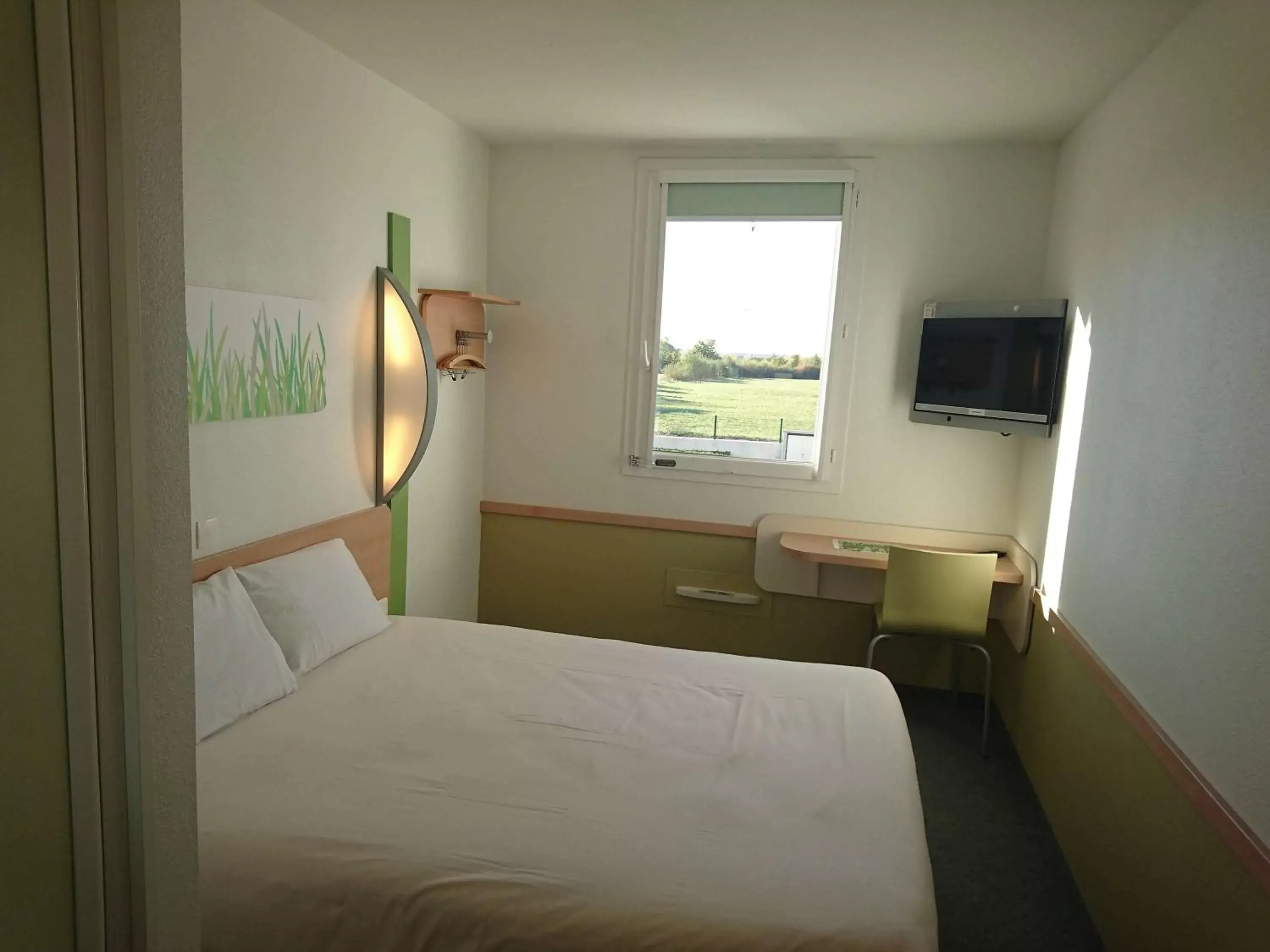 Photo of the whole room, Bed in Ibis Budget Ancenis