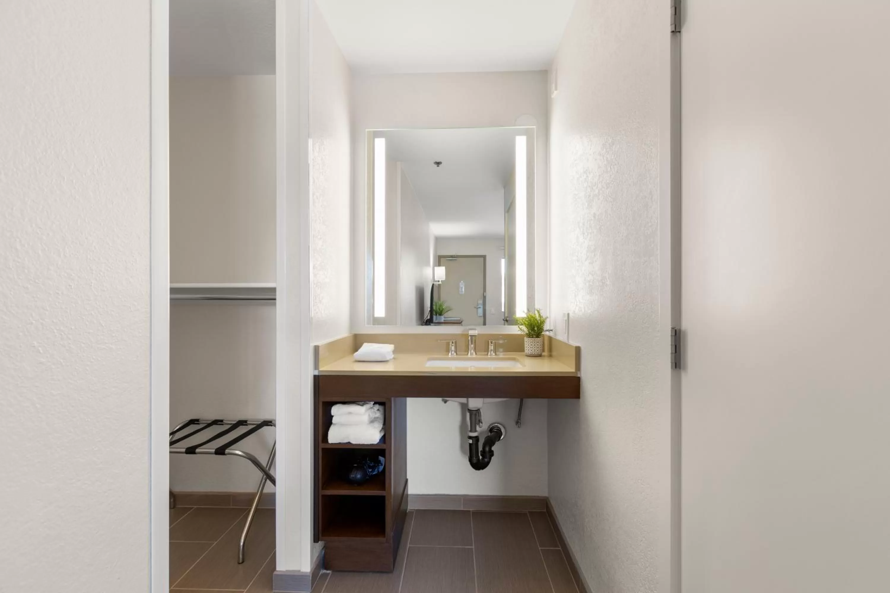 Bathroom in Good Nite Inn Camarillo