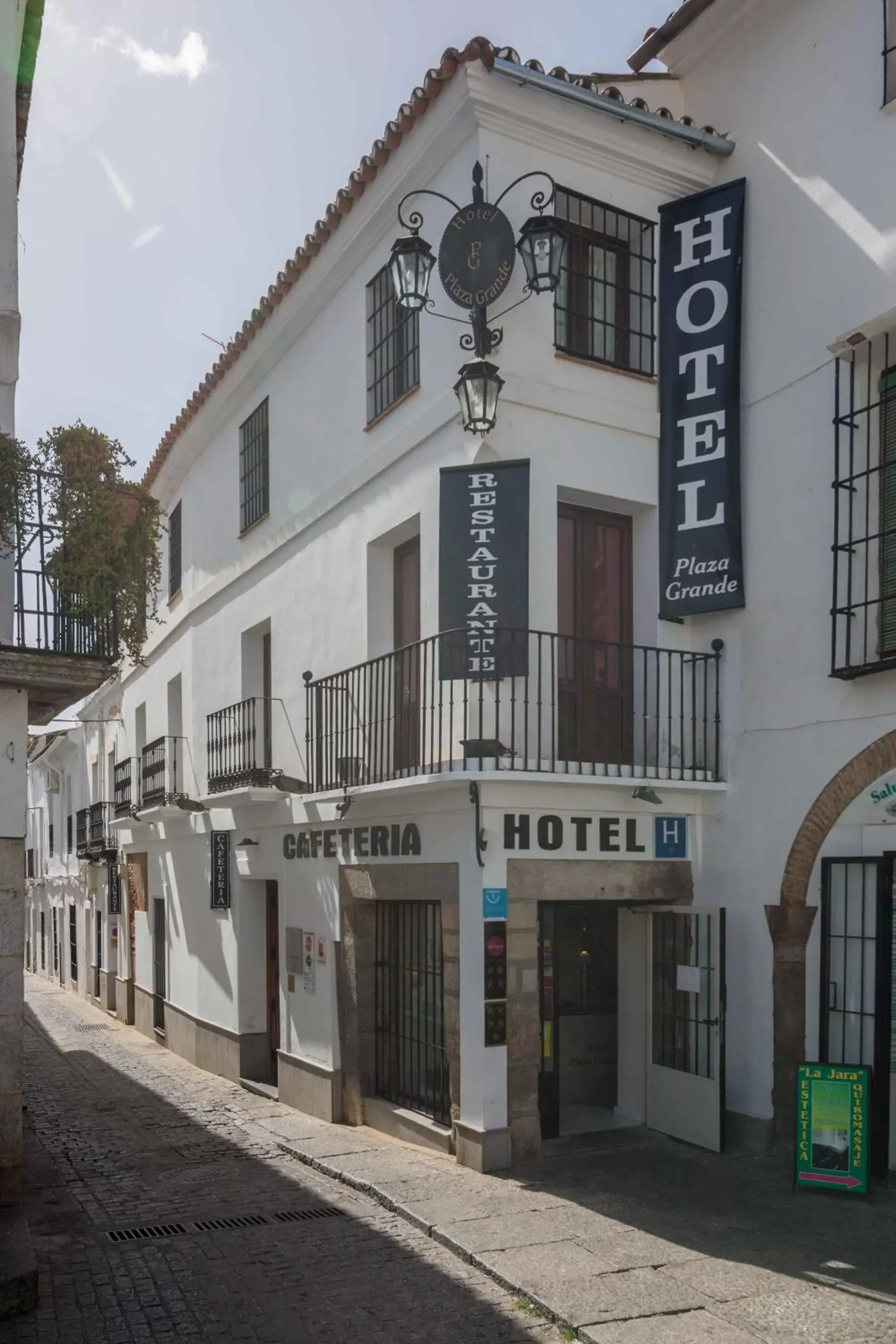 Facade/entrance, Property Building in Hotel Plaza Grande