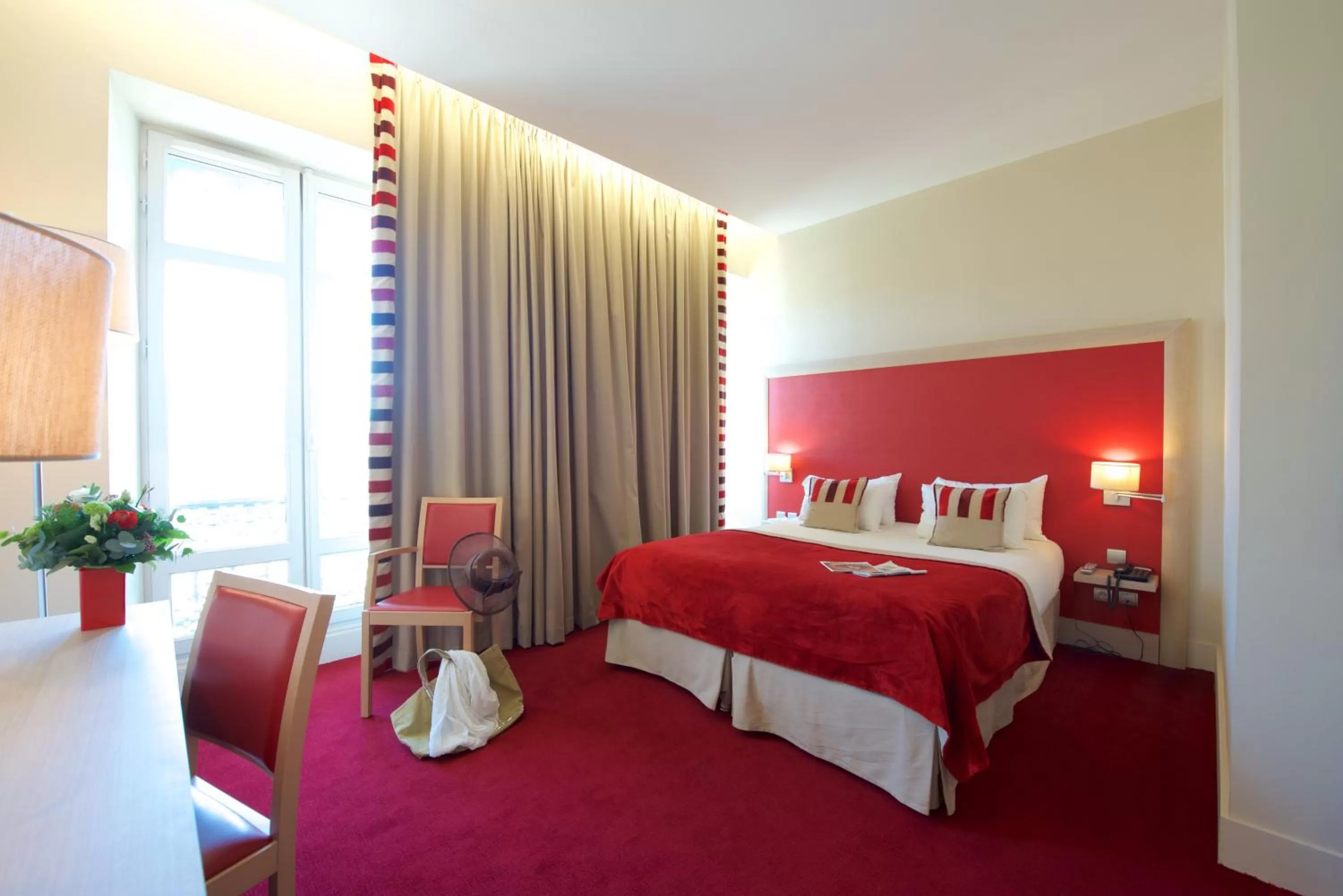 Seating area, Bed in Hôtel du Parc