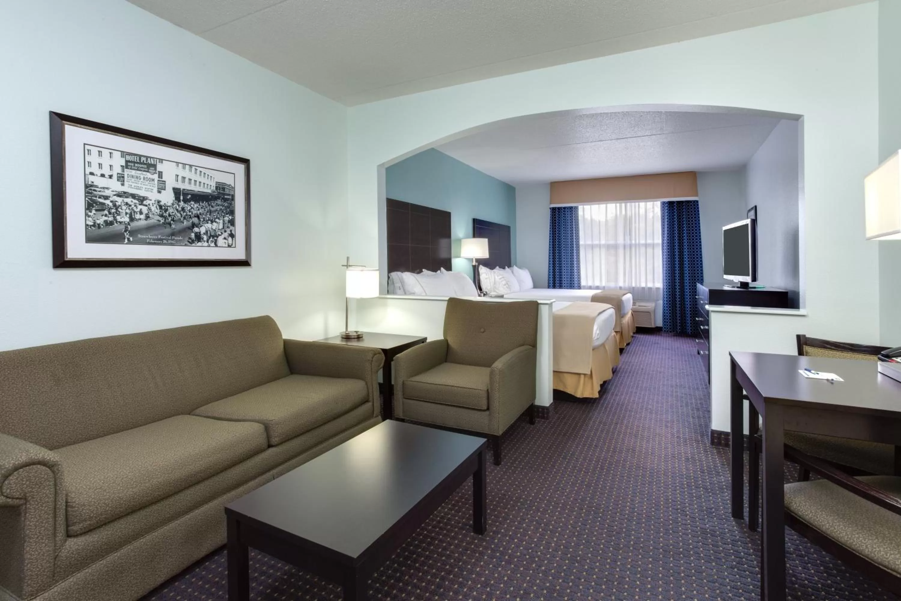 Photo of the whole room, Bed in Holiday Inn Express & Suites Plant City by IHG