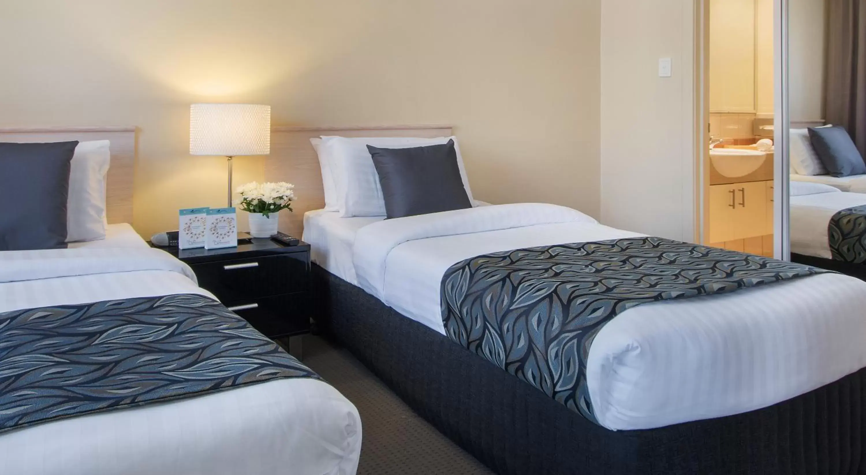 Standard One-Bedroom Twin Bed Suite in The Peninsula Riverside Serviced Apartments Standard One-Bedroom Twin Bed Suite in The Peninsula Riverside Serviced Apartments