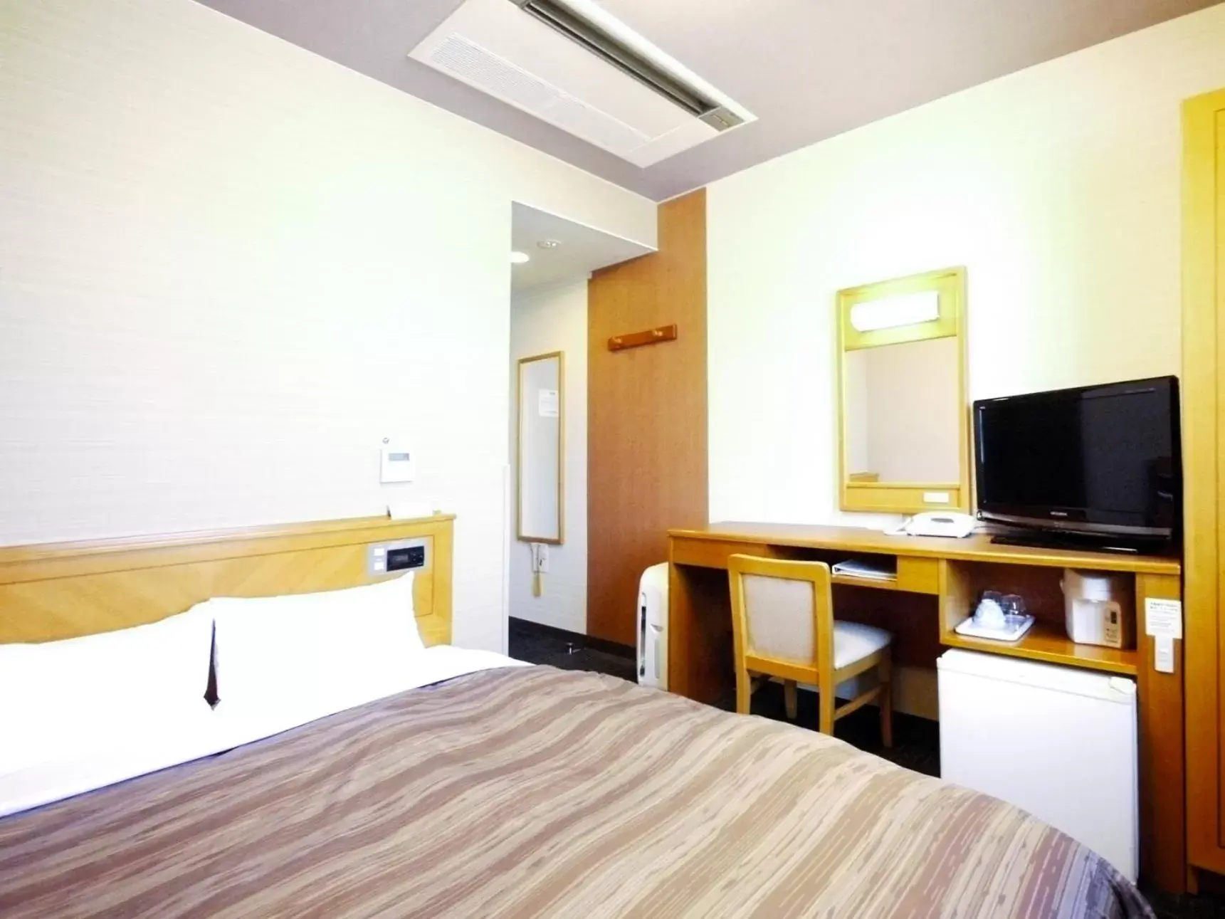 Photo of the whole room, Bed in Hotel Route-Inn Tajimi Inter