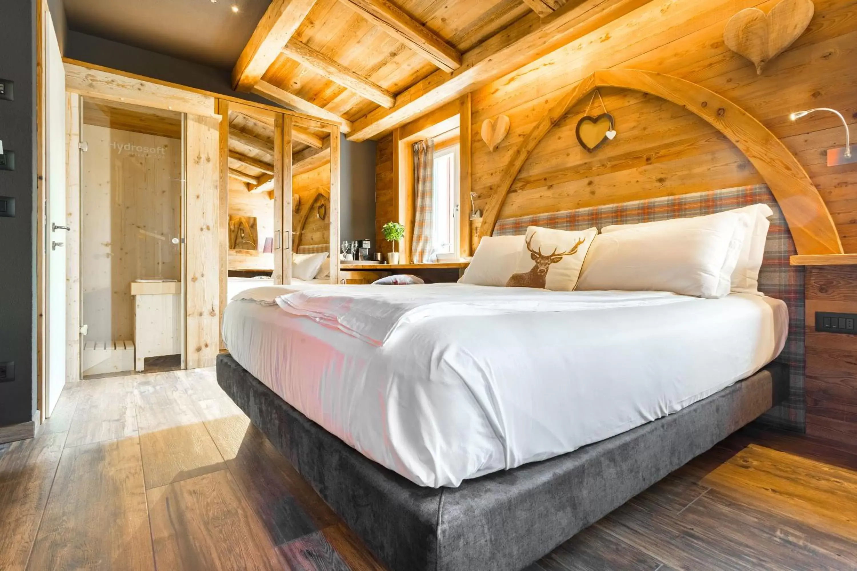 Sauna, Bed in John Luxury Suites