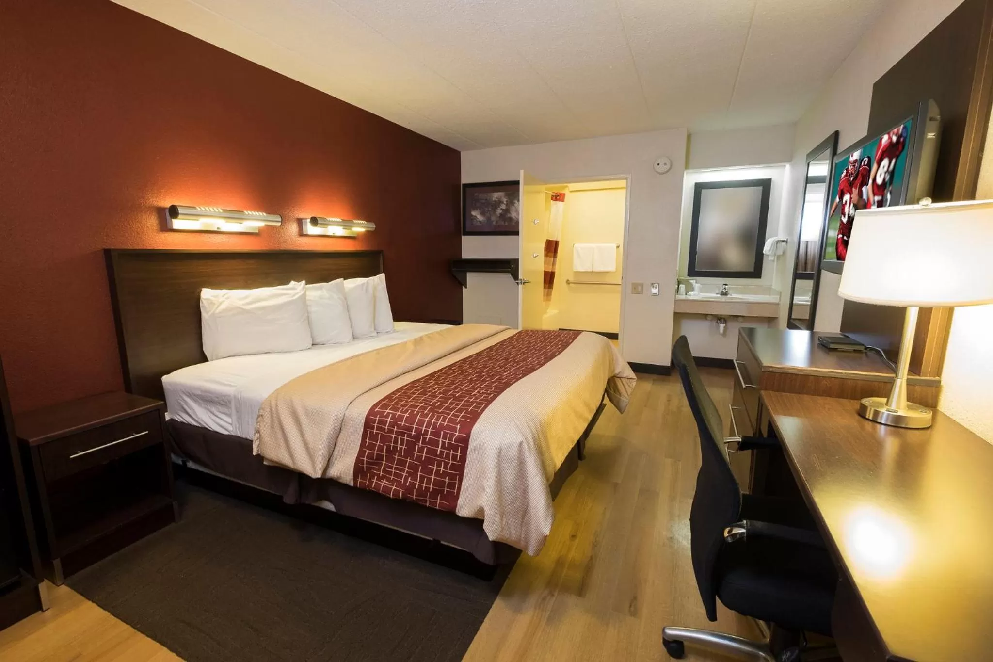 Photo of the whole room, Bed in Red Roof Inn Benton Harbor - St. Joseph