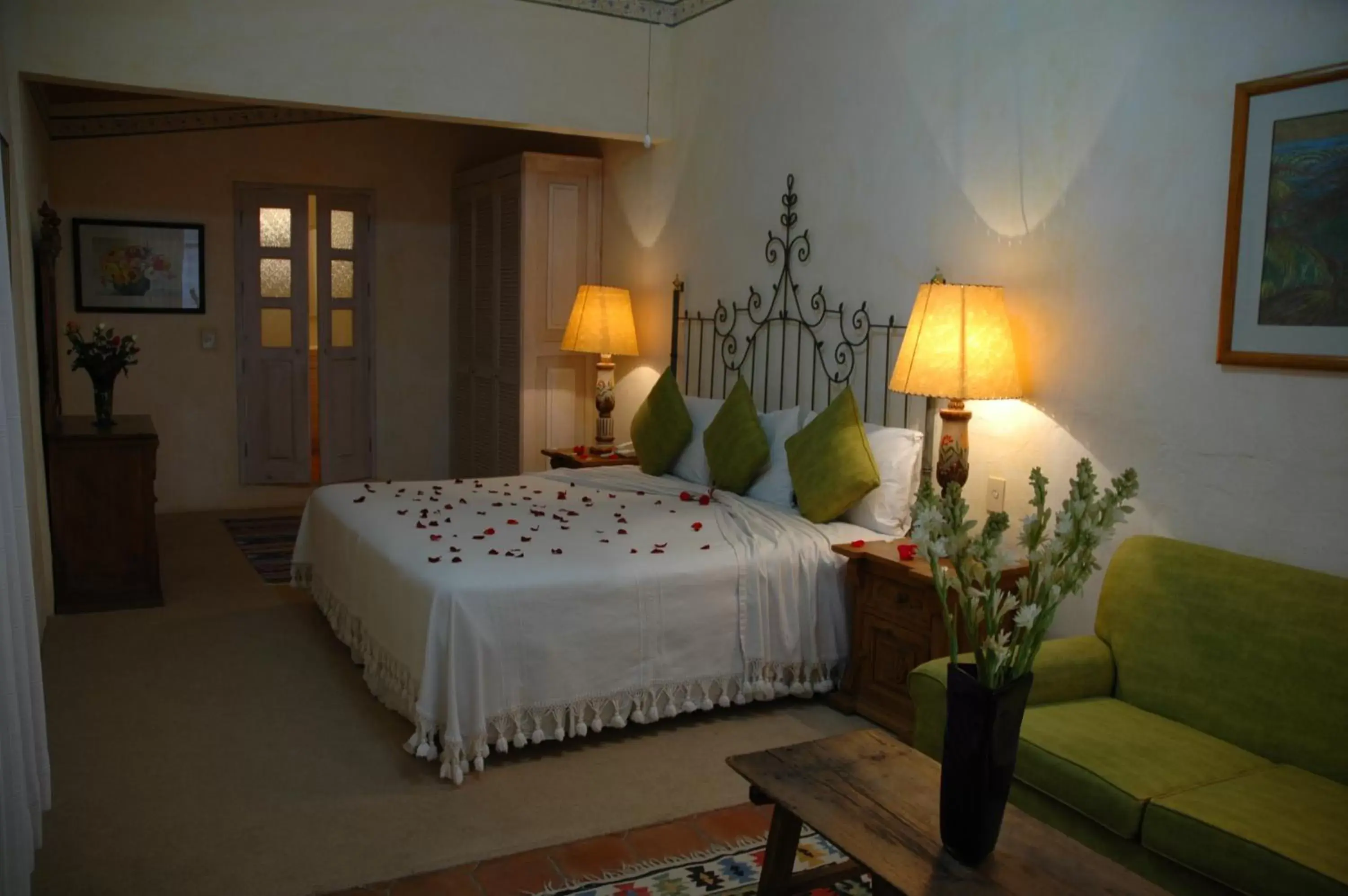 Photo of the whole room, Bed in Villa Mirasol